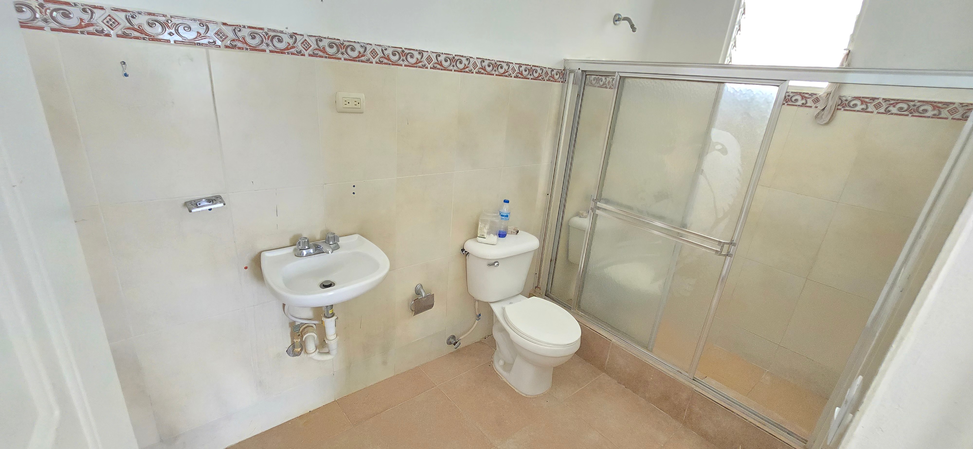 casas - rento casa en la hatuey calle principal el camello  5