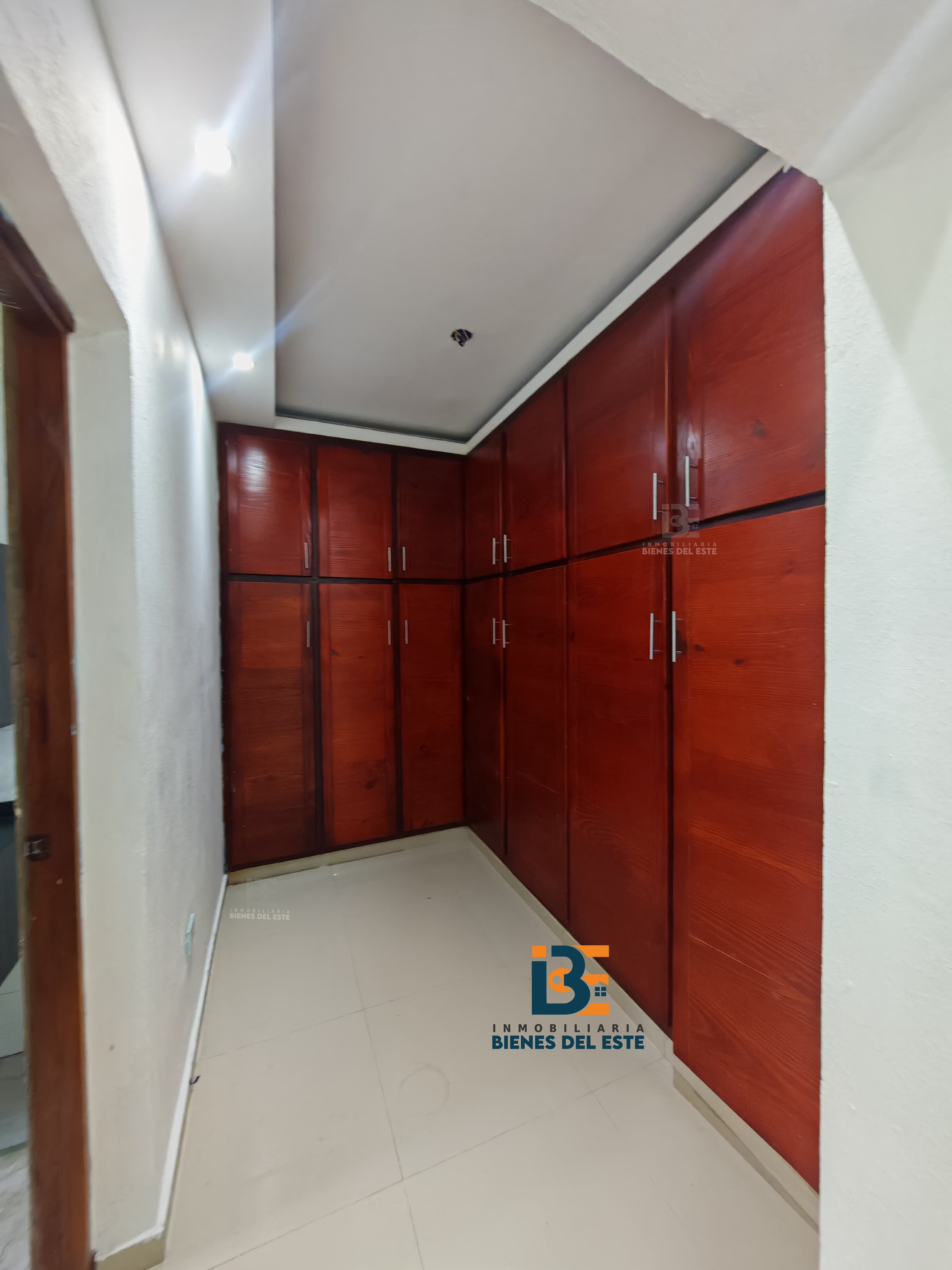 apartamentos - Se Alquila Esta Hermosa Casa de Dos Niveles. 6