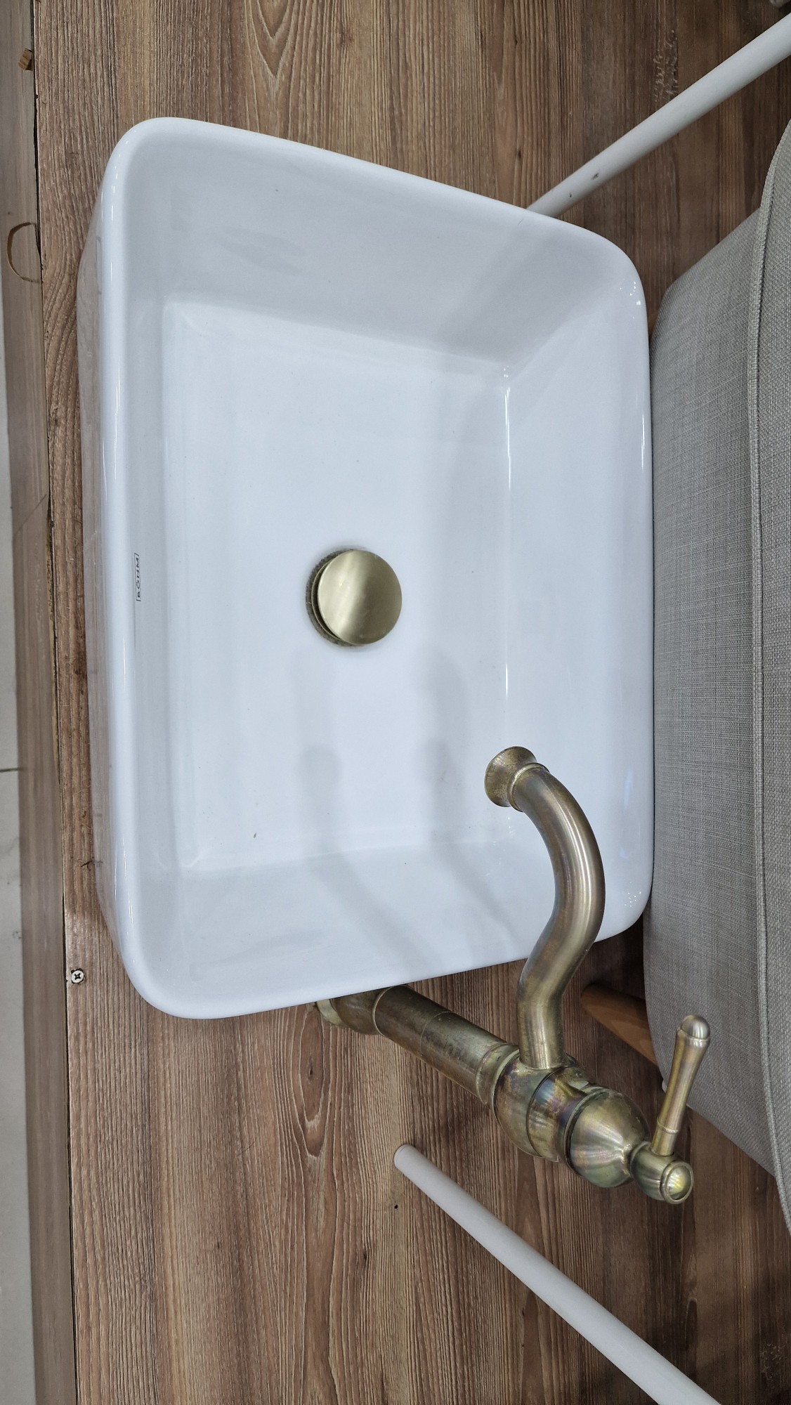 decoración y accesorios - Vendo Lavamanos Bohm con su griferia y tapón dorado en excelentes condiciones!  0
