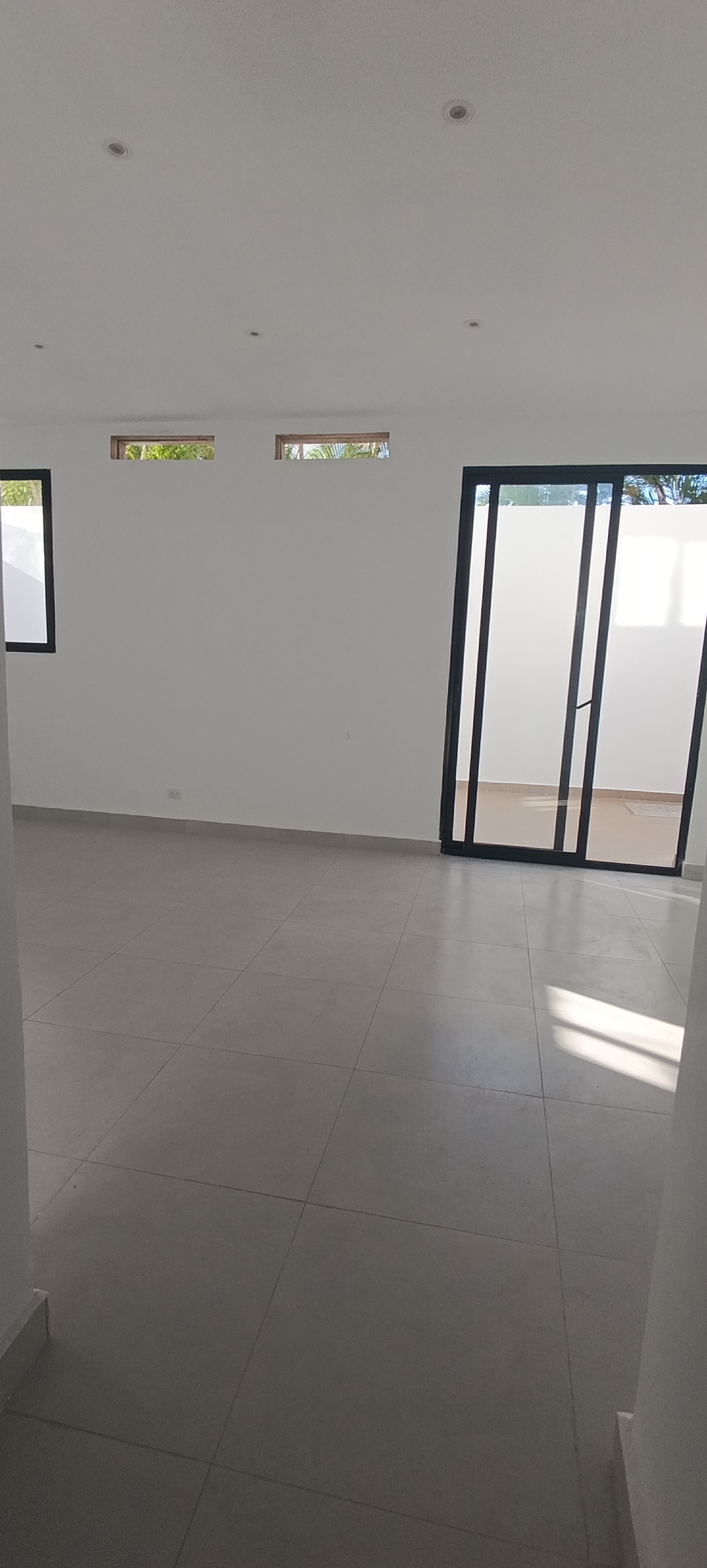 oficinas y locales comerciales - Local excelente Ubicacion Primer nivel  Terraza, a estrenar ideal para oficina  3