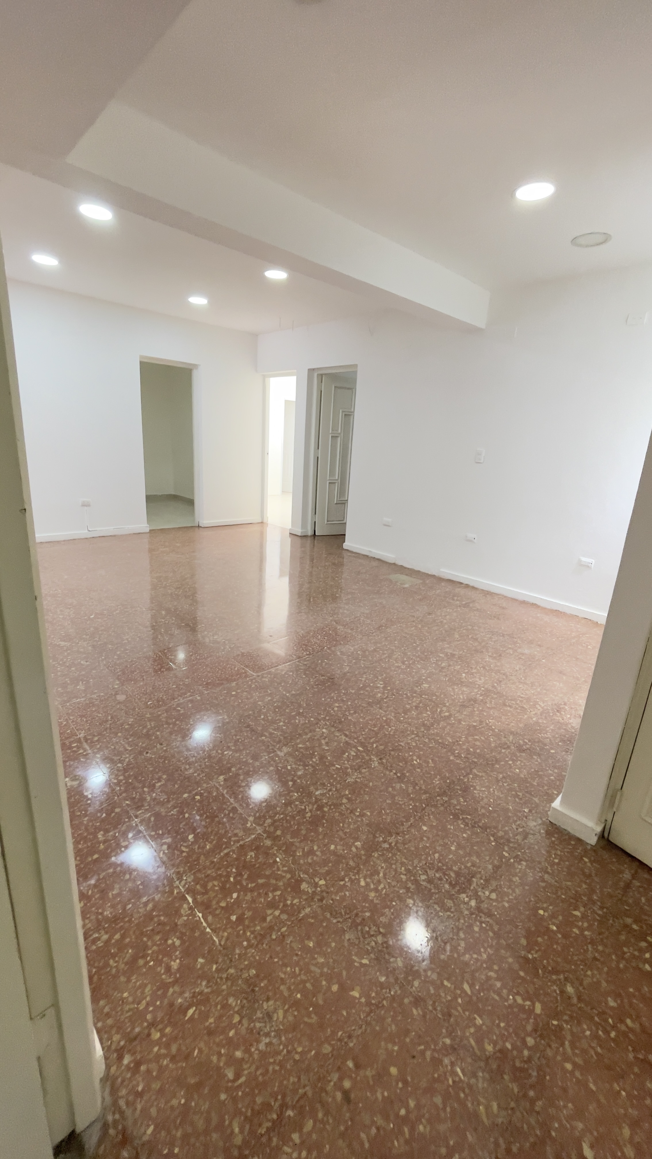 oficinas y locales comerciales - Alquilo hermoso local Av. Rómulo Betancourt  5
