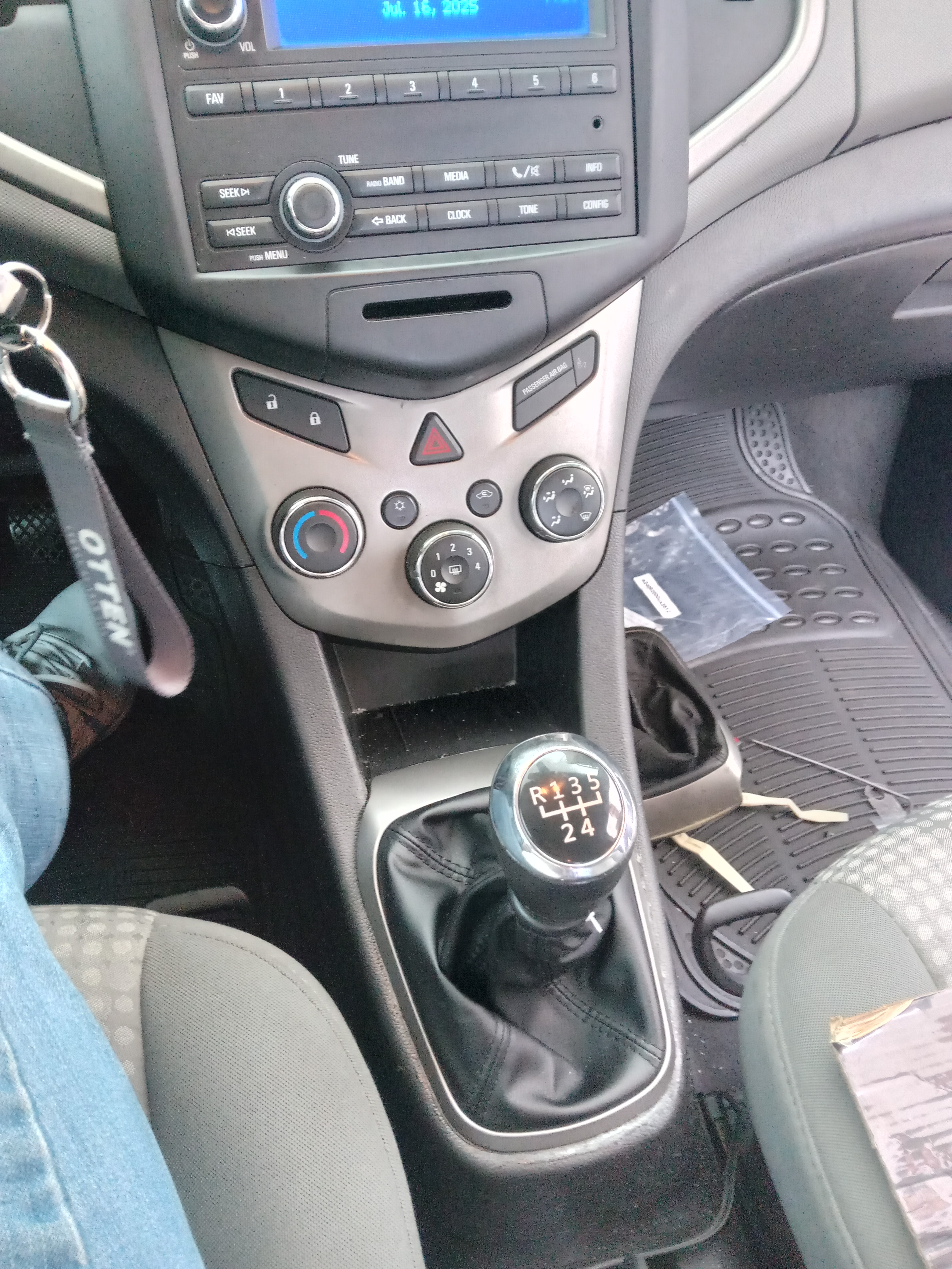 carros - Chevy Sonic LS Hatchback 2015 Manual  7