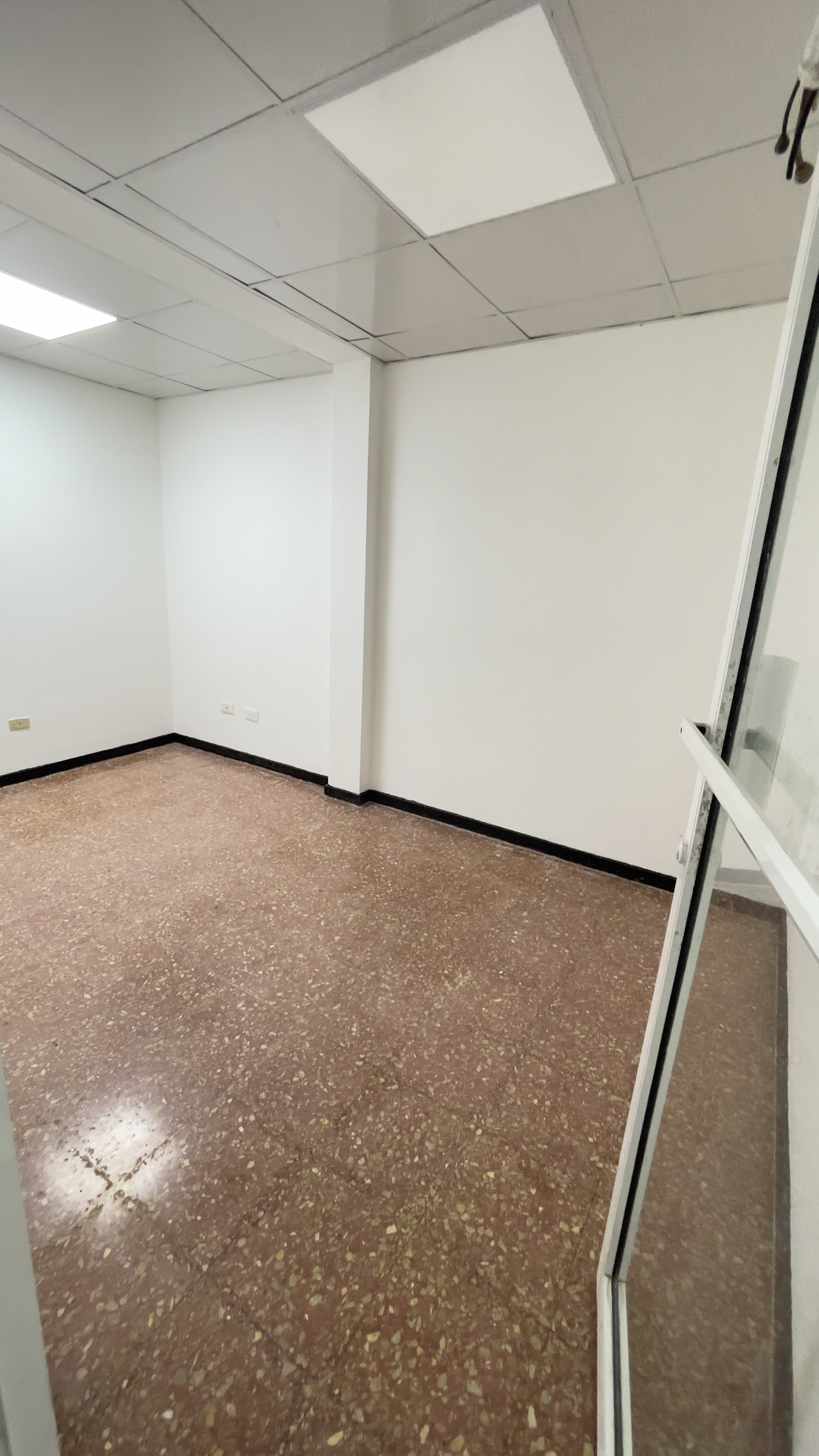 oficinas y locales comerciales - Alquilo hermoso local Av. Rómulo Betancourt  6