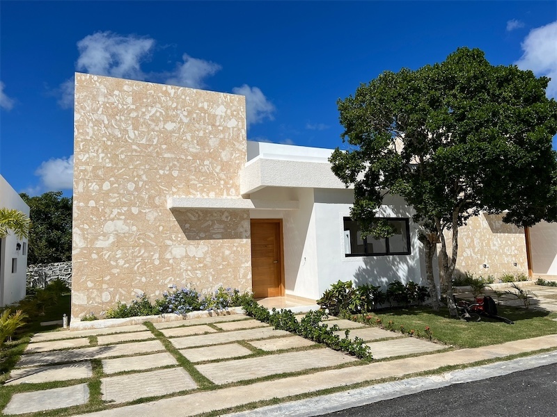 casas vacacionales y villas - Venta de Villa en Bavaro punta cana con piscina zona turística 2