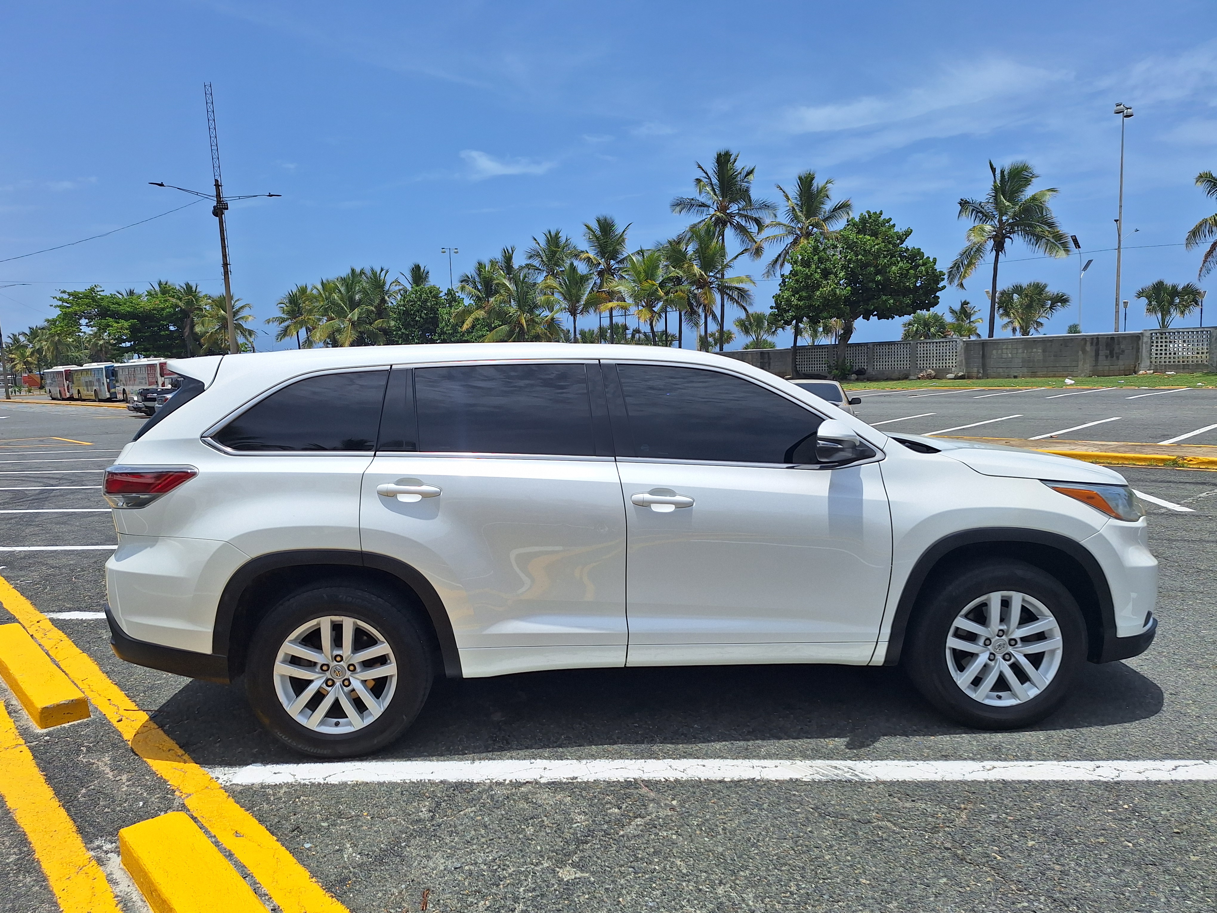jeepetas y camionetas - Se Vende Toyota Highlander LE 2015 6