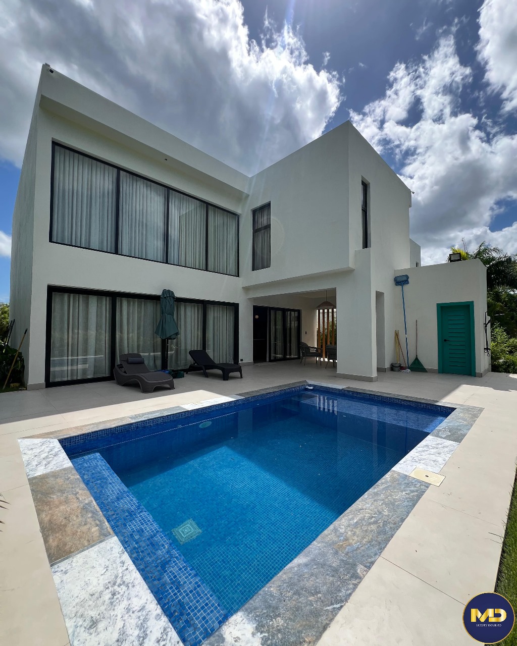 casas vacacionales y villas - Se Vende Villa Amueblada con piscina y terraza ubicada en Playa Nueva Romana  8