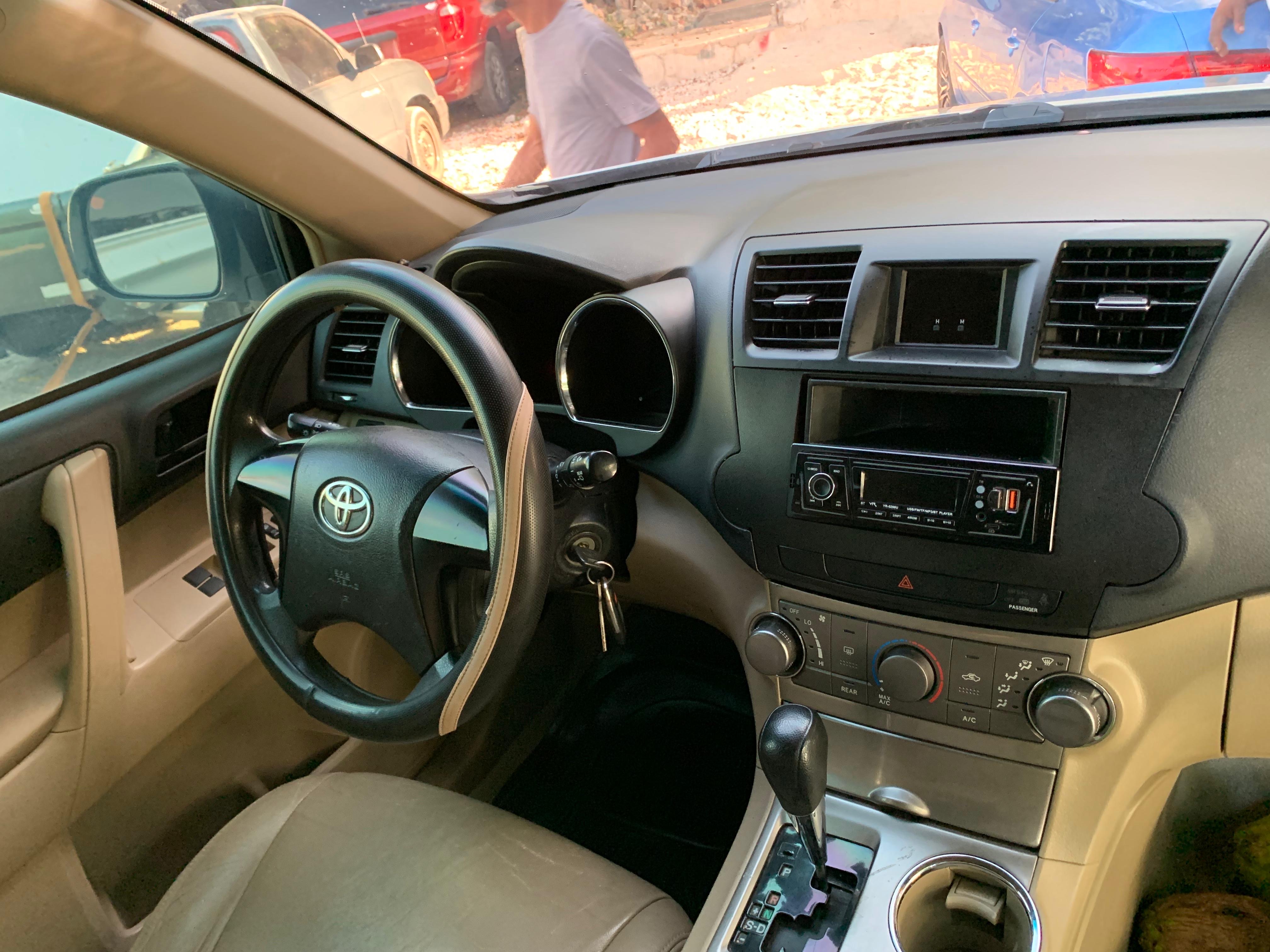 jeepetas y camionetas - 2012 Toyota Highlander 4x2 en venta – Excelente estado general 4