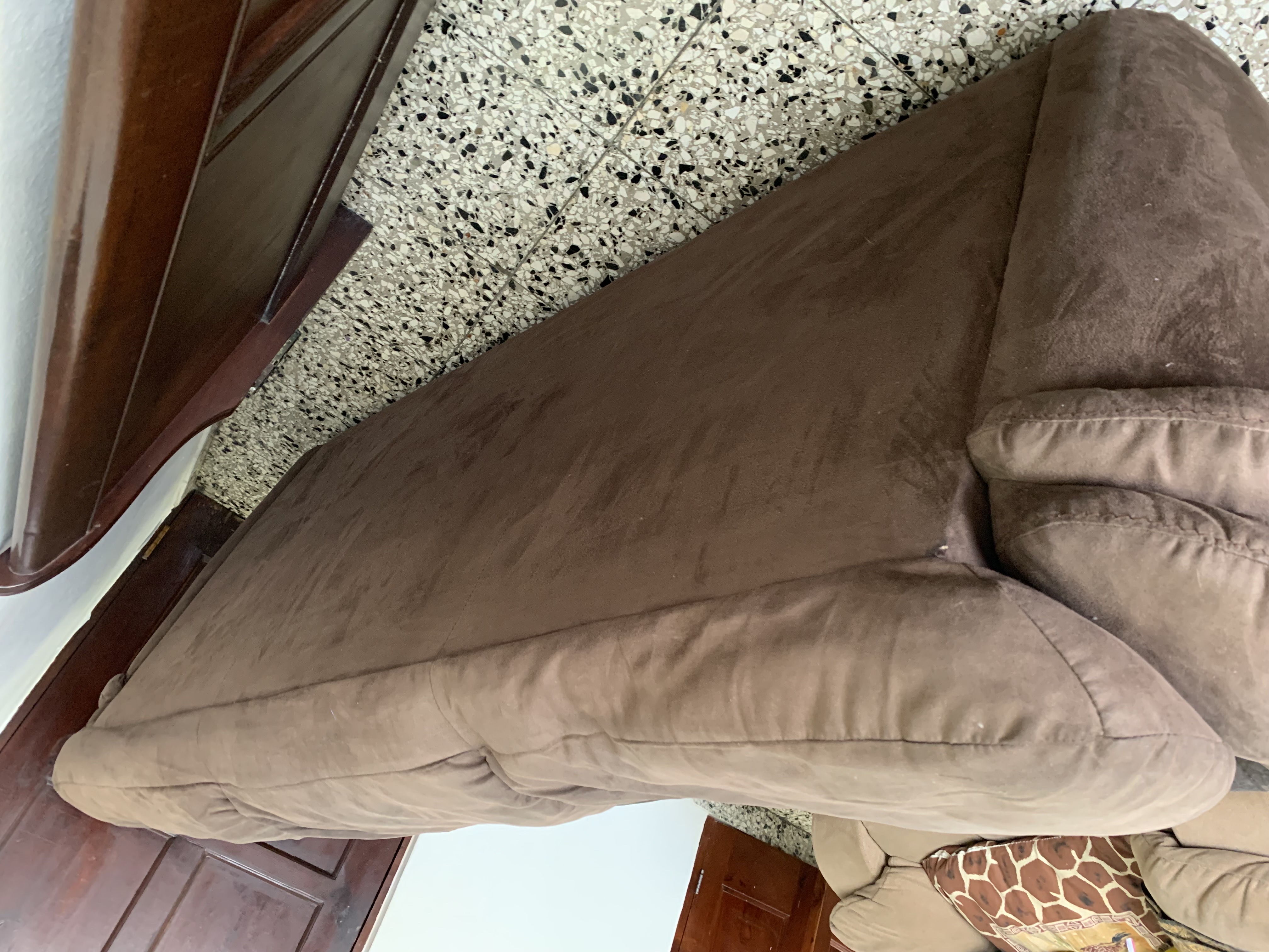 muebles y colchones - Sofá de 3 plaza, importado. 3