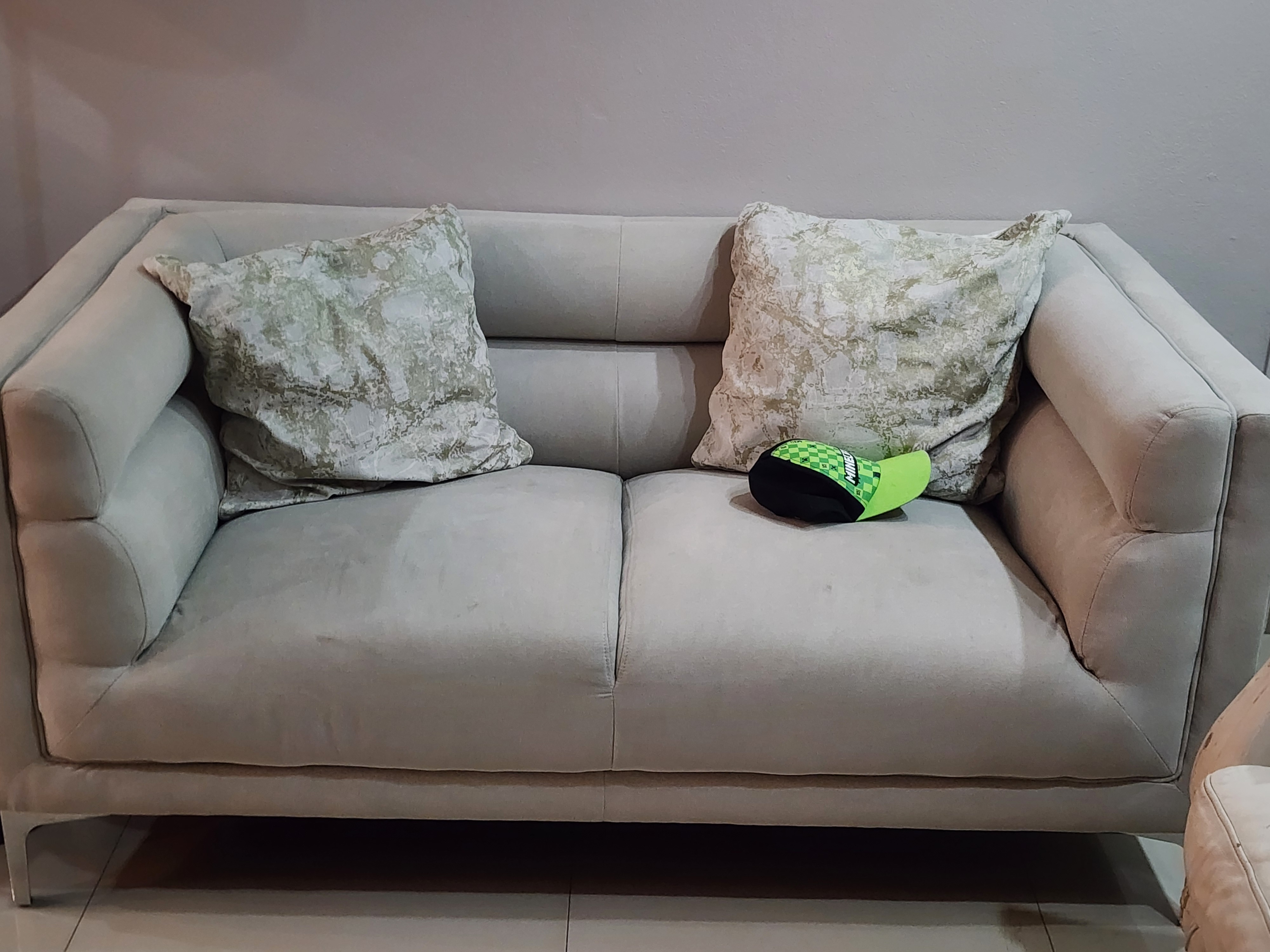 muebles y colchones - Sofá de 2 plazas en excelentes condiciones