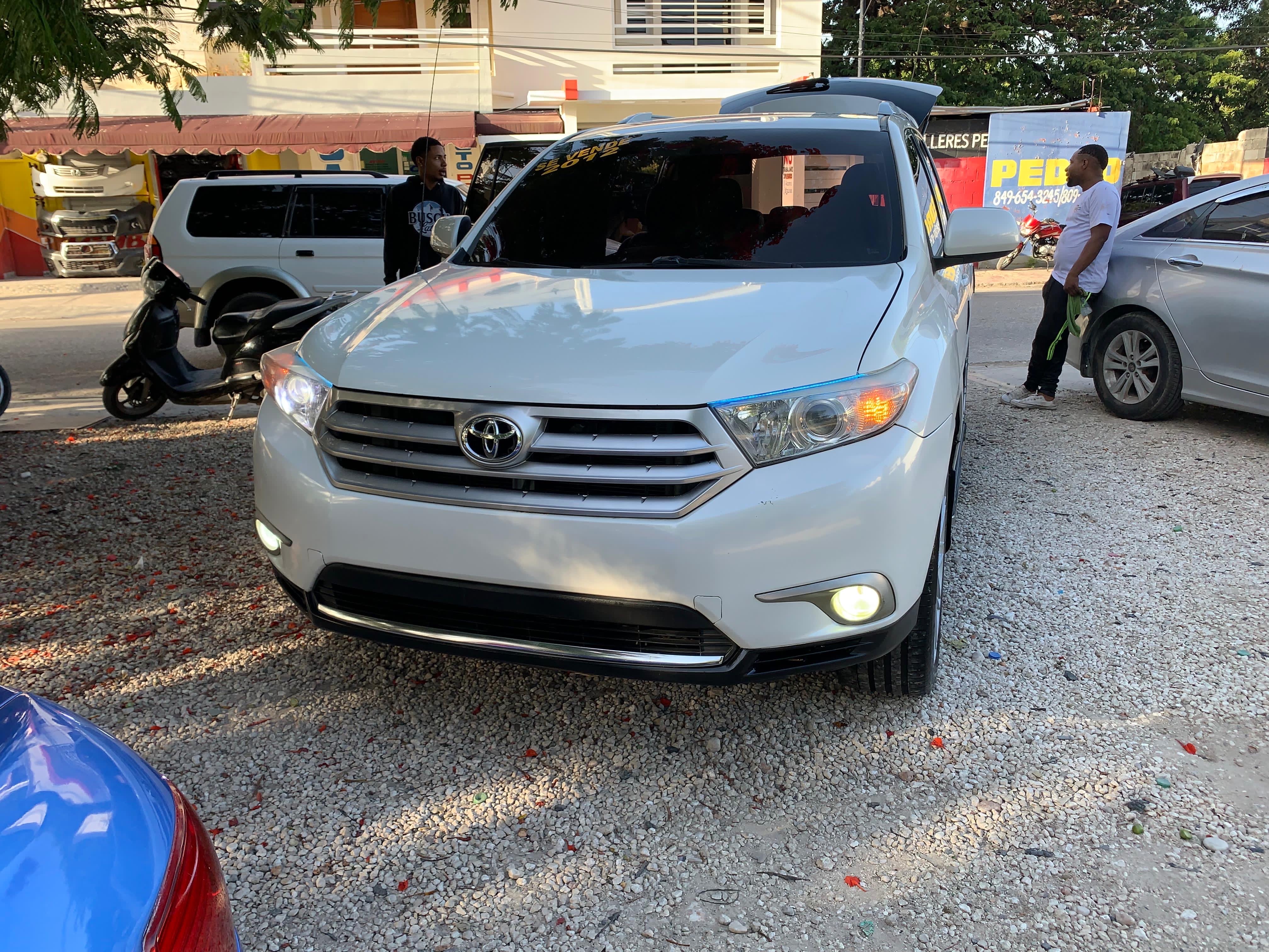 jeepetas y camionetas - 2012 Toyota Highlander 4x2 en venta – Excelente estado general 5