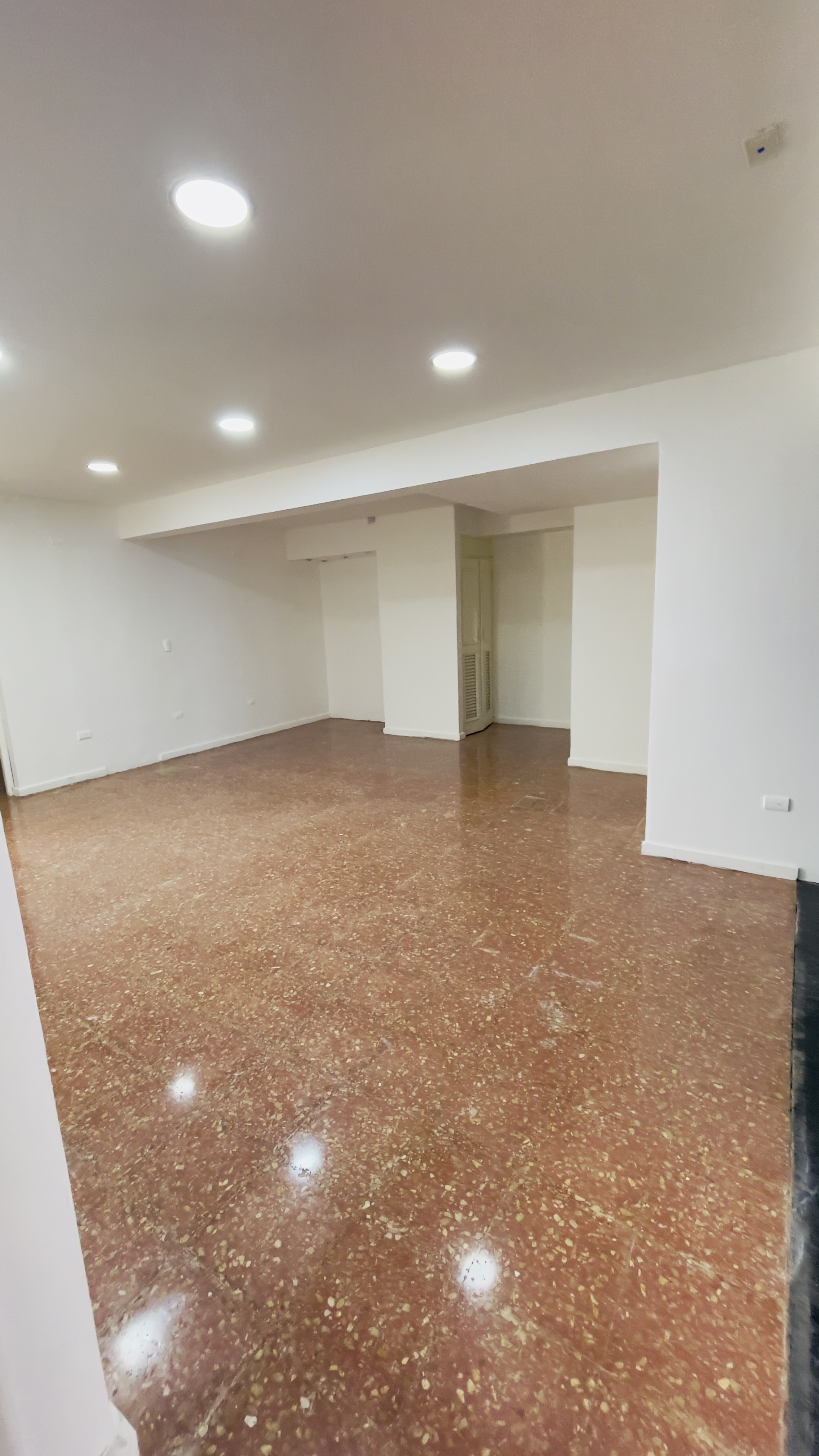 oficinas y locales comerciales - Alquilo hermoso local Av. Rómulo Betancourt  7