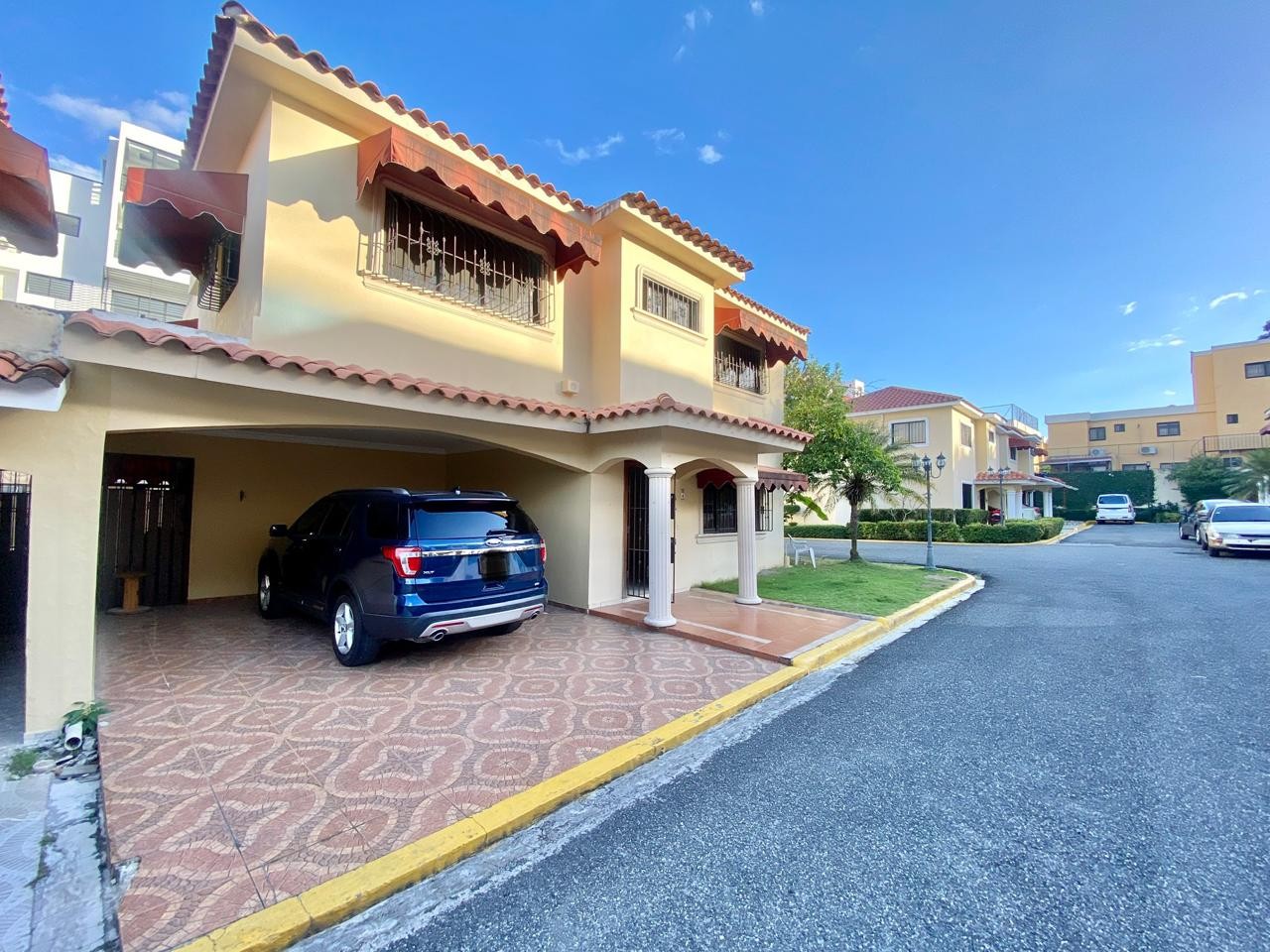 casas - Vendo Hermosa Casa en zona tranquila, Avenida República de Colombia.  9