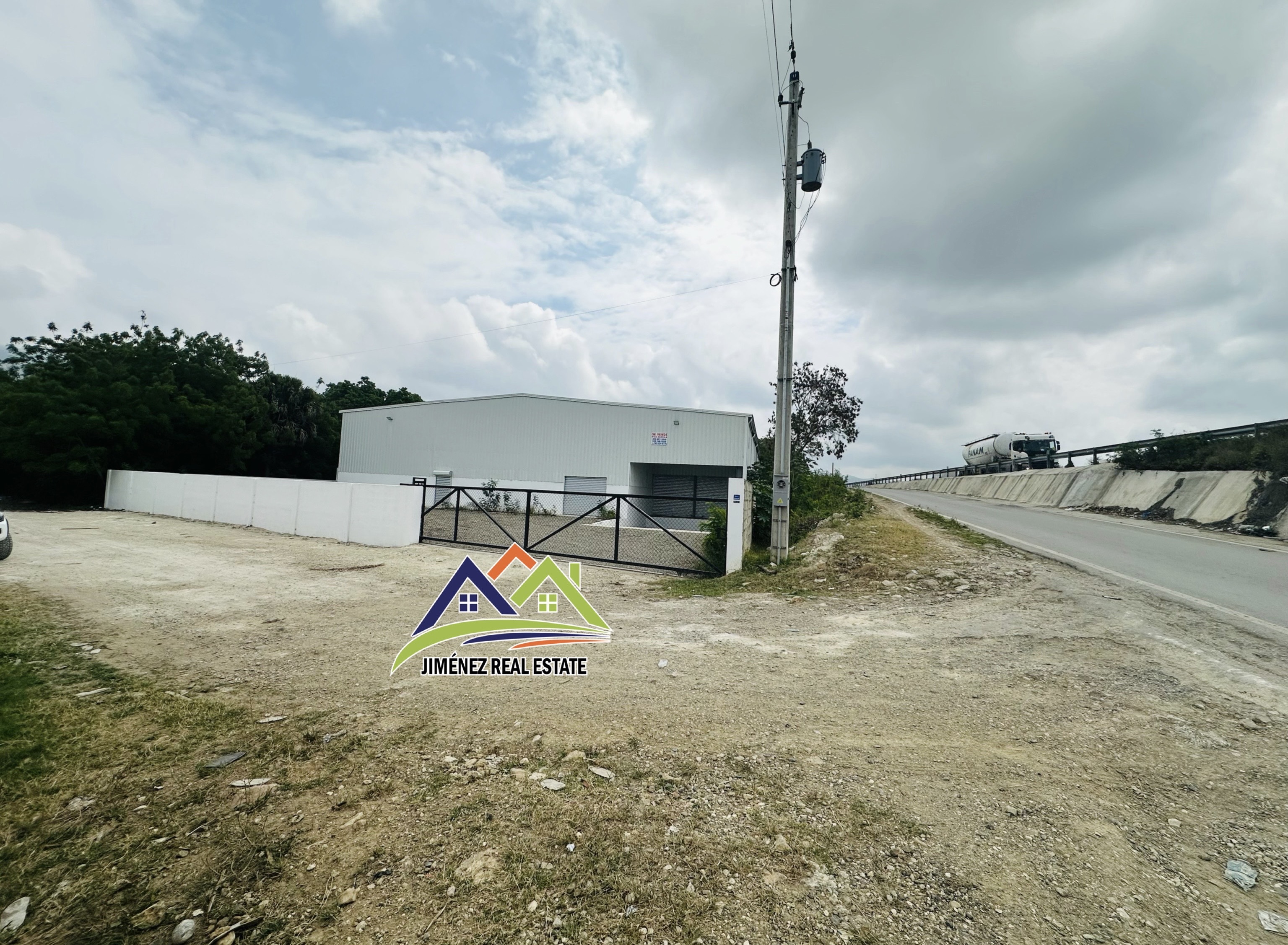 oficinas y locales comerciales - NAVE EN RENTA EN SANTIAGO DE LOS CABALLEROS EN LA CIÉNAGA 