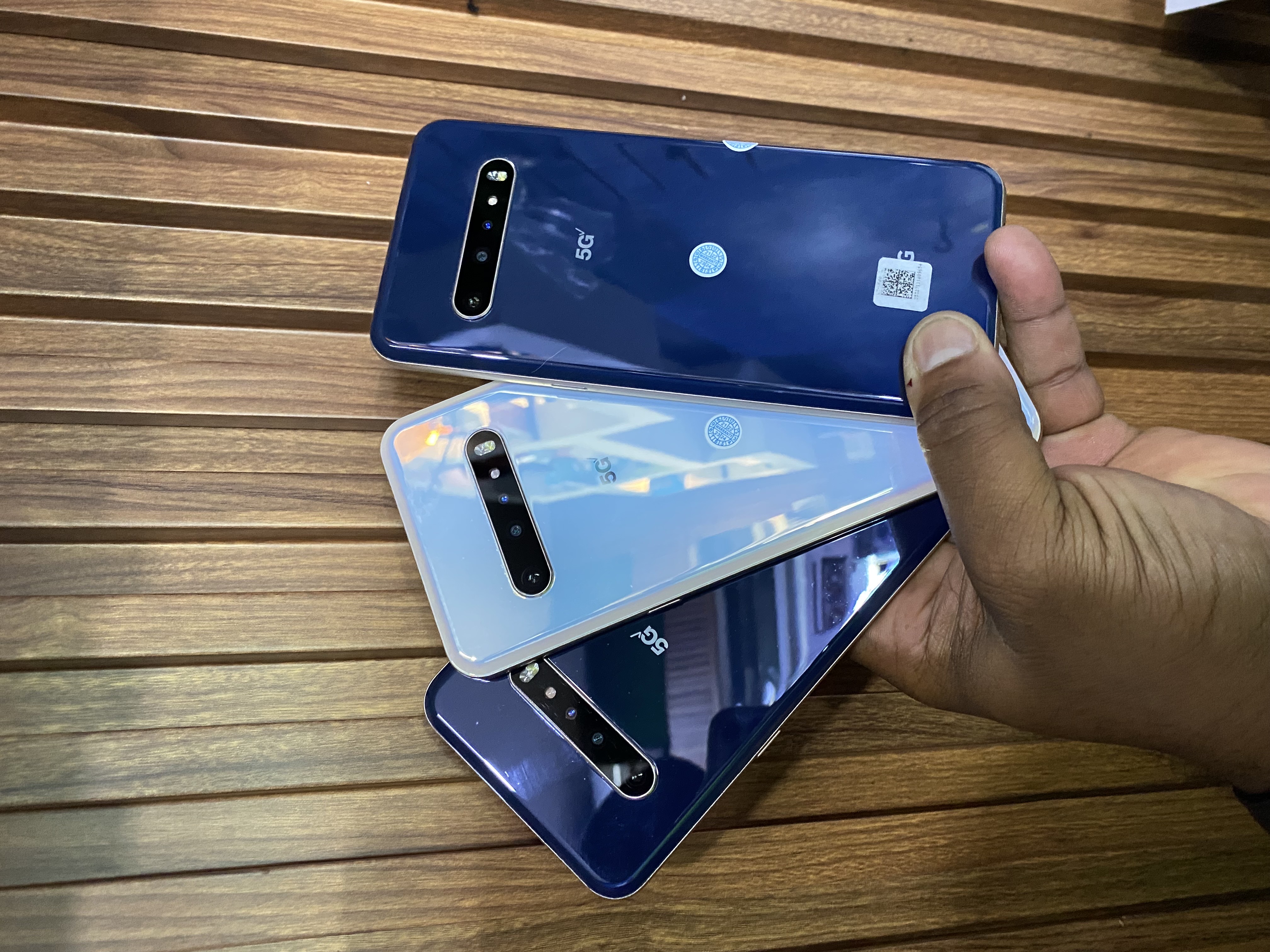 celulares y tabletas - LG v60  1