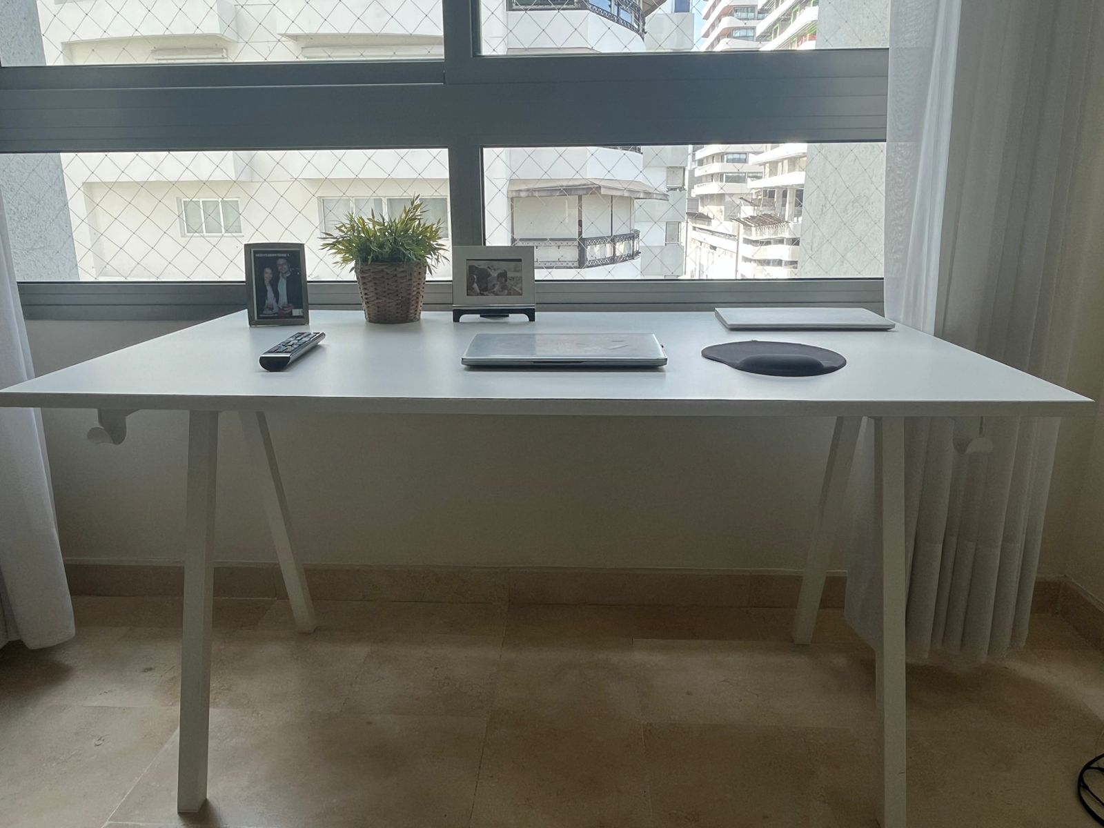 muebles y colchones - Escritorio blanco  Ikea. 1 año de uso 1