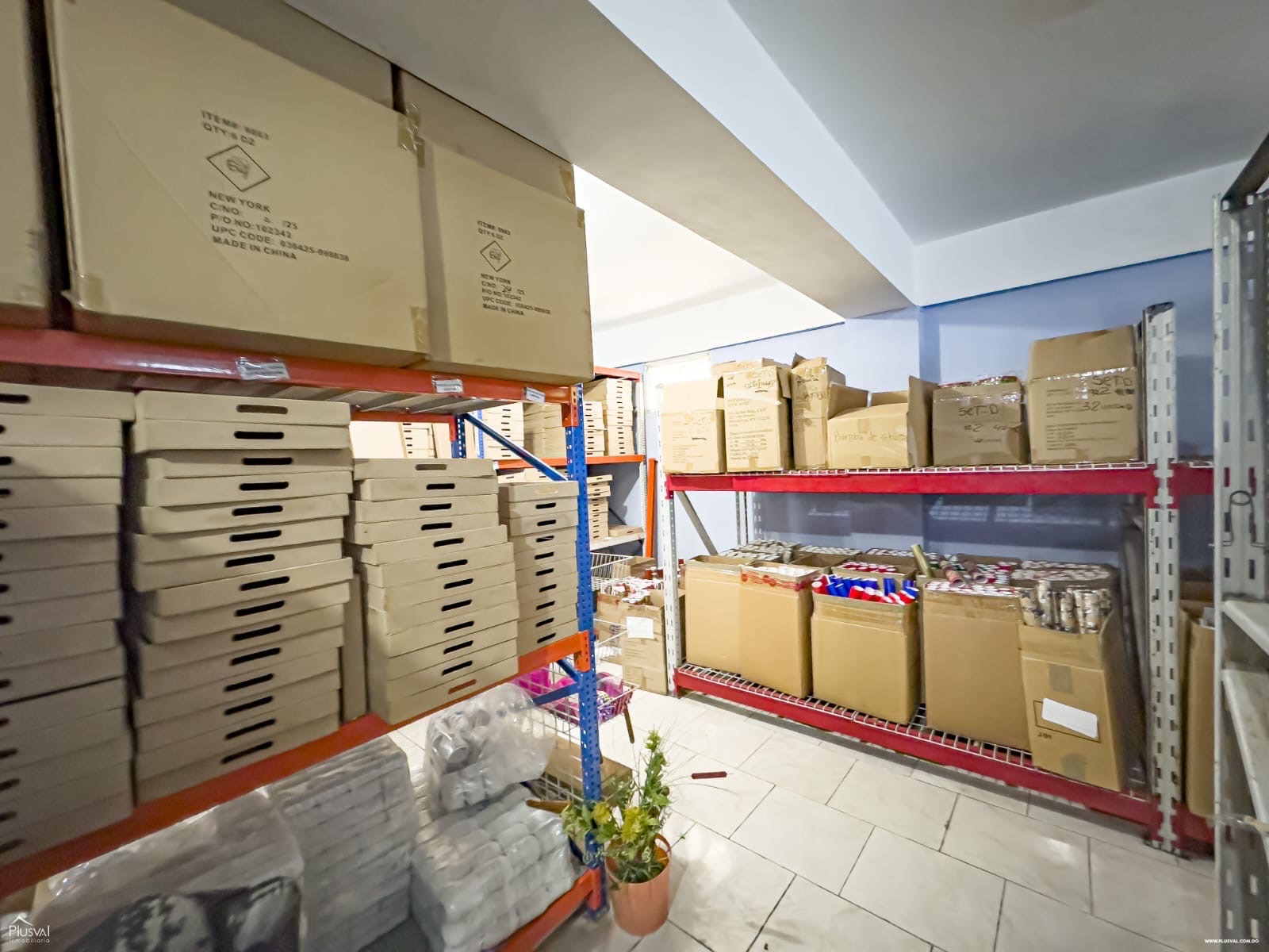oficinas y locales comerciales - Local para almacenaje  o negocio de venta al por mayor en zona metropolitana  1
