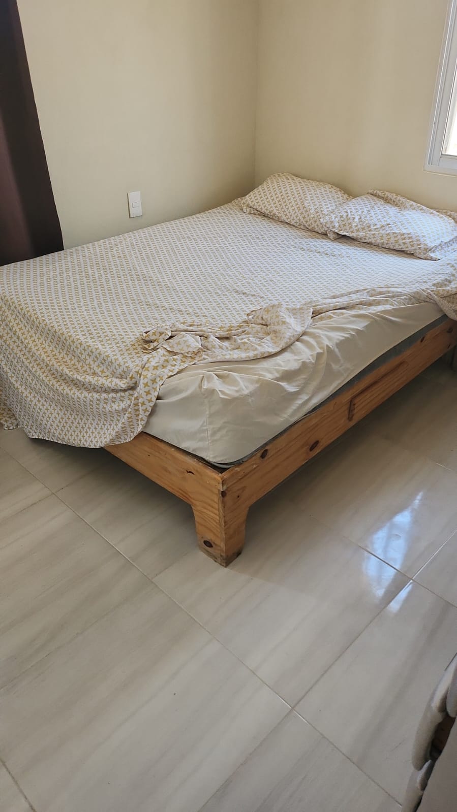otros inmuebles - Colchón y cama en buen estado! 1
