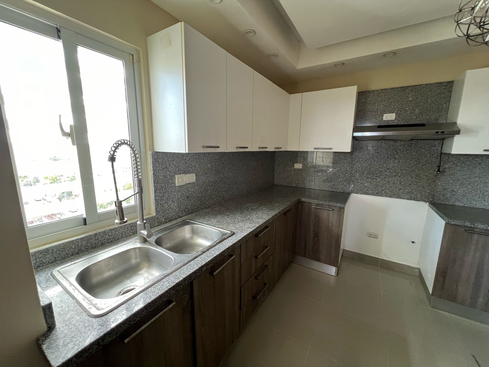 apartamentos - SE RENTA/ALQUILA AMPLIO APARTAMENTO CON TERRAZA, GYM Y ASCENSOR EN ALMA ROSA I 3