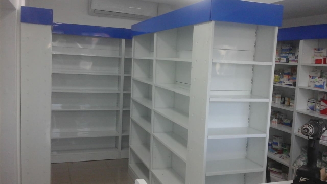 equipos profesionales - Tramerías metálicas  para Farmacias ensamblables 1