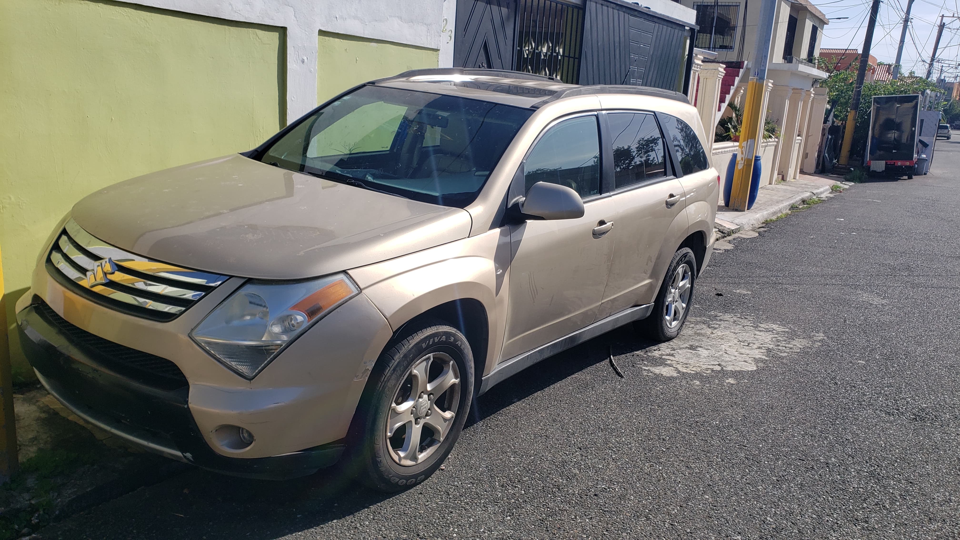 jeepetas y camionetas - Jeepeta Suzuki XL7 2008 dorada 3 filas de asientos en leather RD$200,000.00 Neg. 0