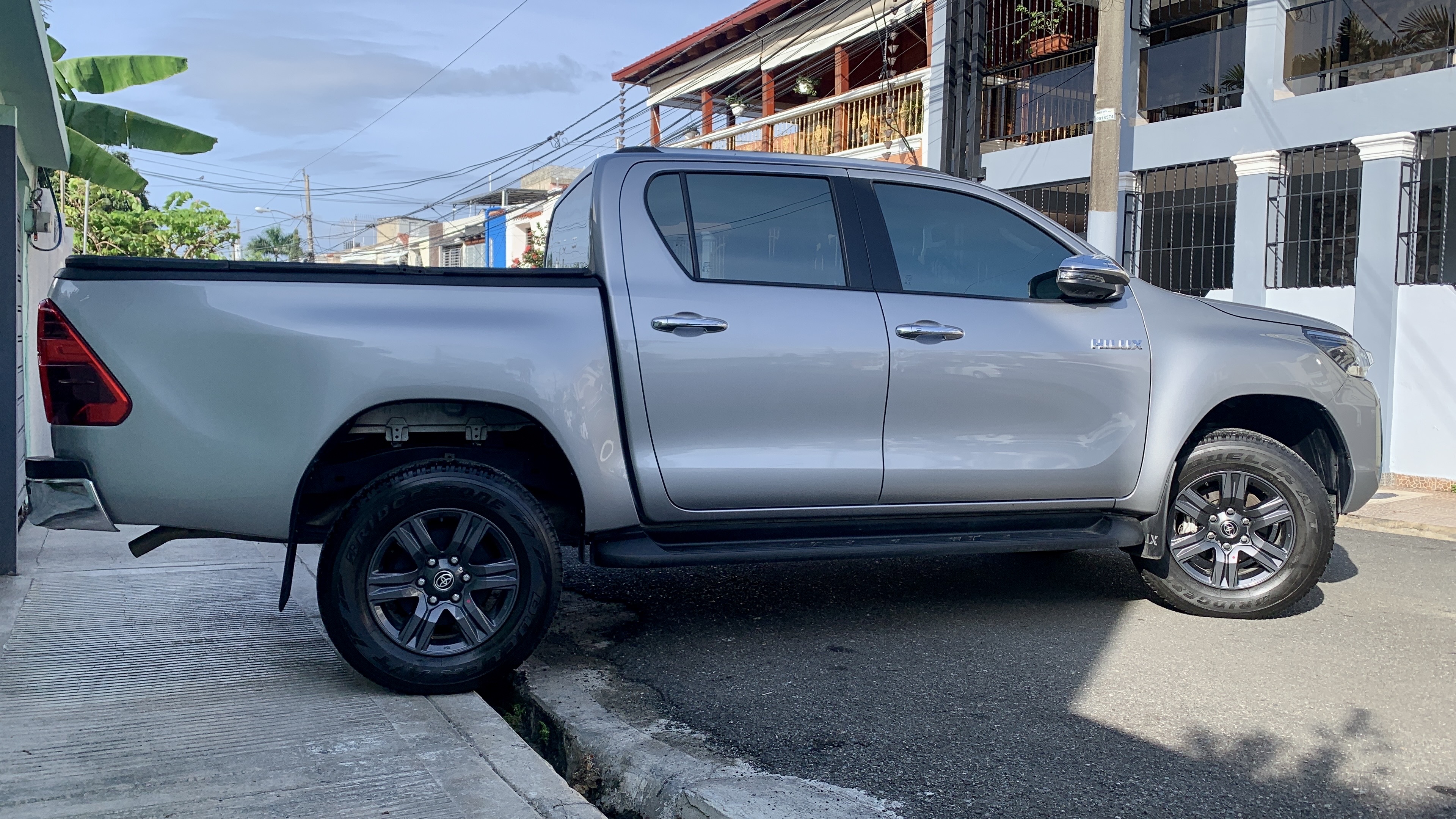jeepetas y camionetas - 2023 toyota Hilux srv 2.8 2
