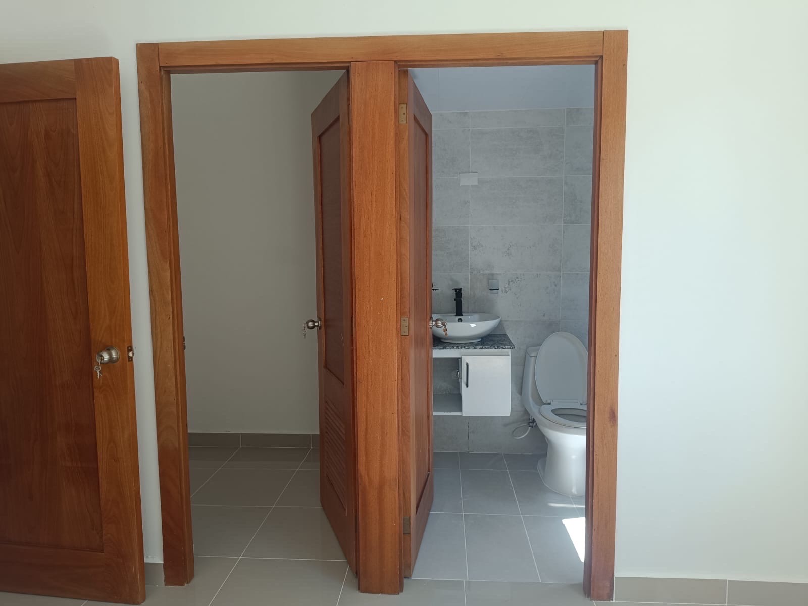 muebles y colchones - se vende 2 nivel precio negociable 
 6