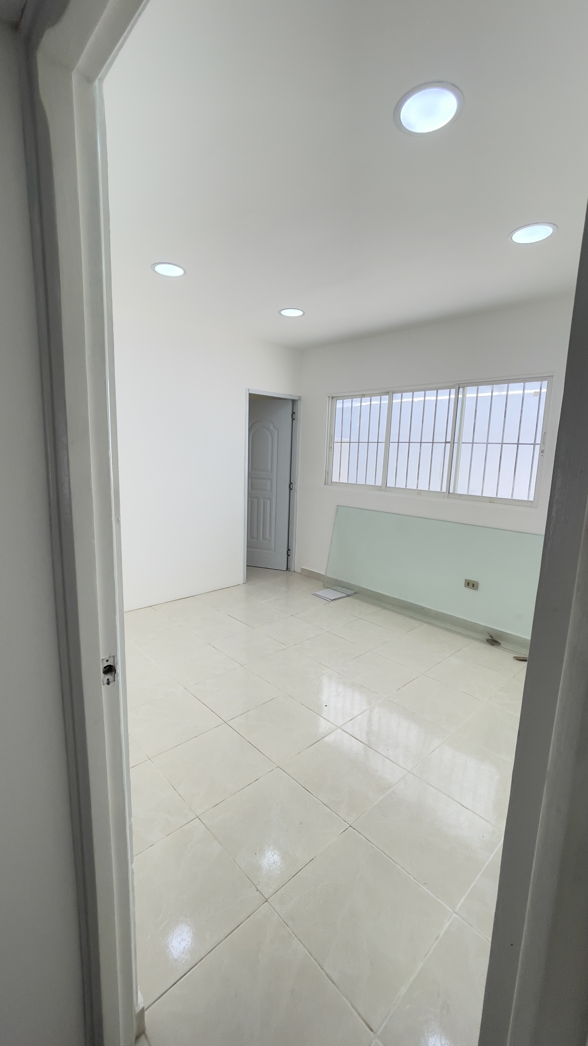 oficinas y locales comerciales - Alquilo hermoso local Av. Rómulo Betancourt  8