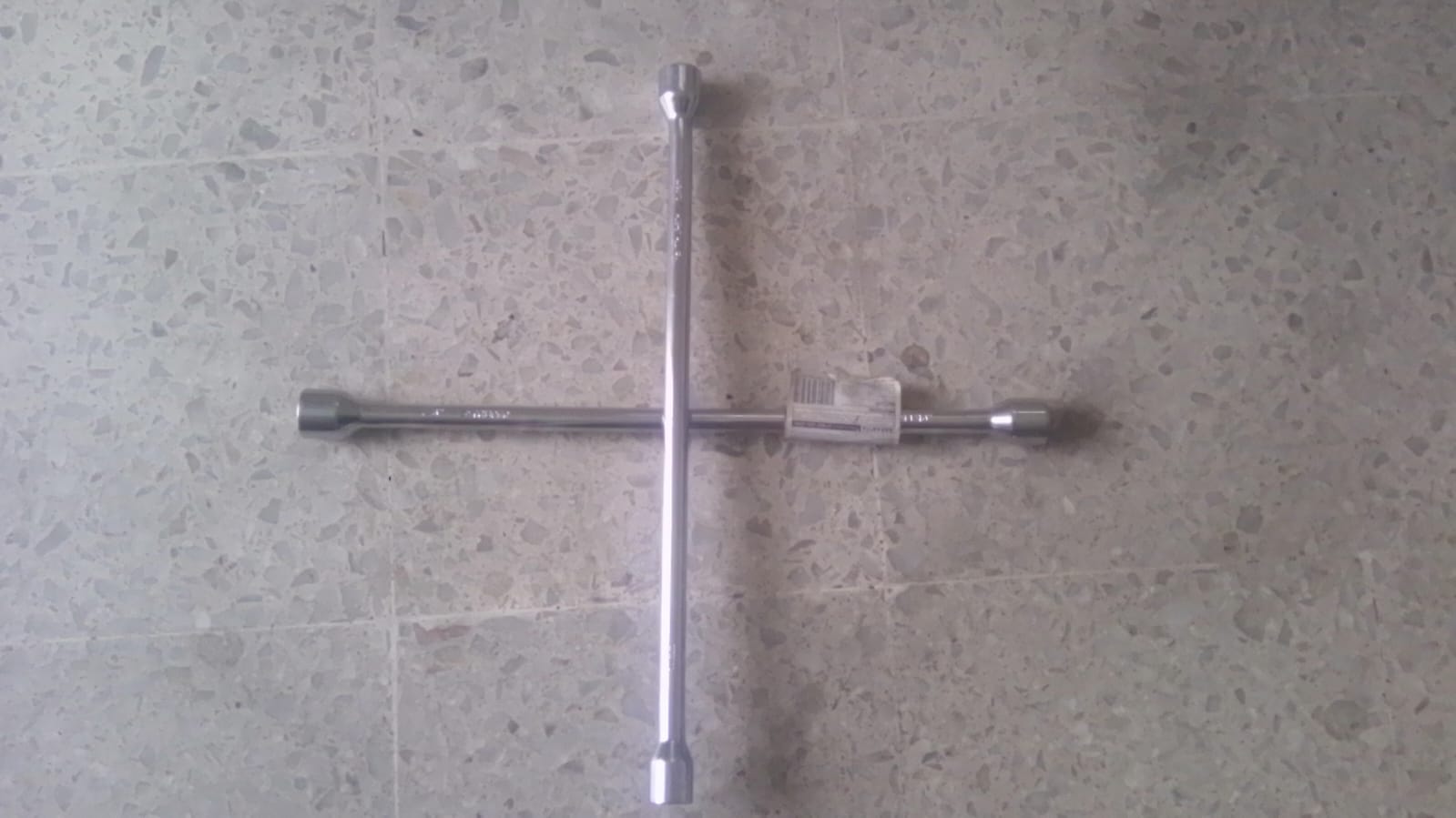 accesorios para vehiculos - Cables para jumpear y llaver rueda marca trupper.  0