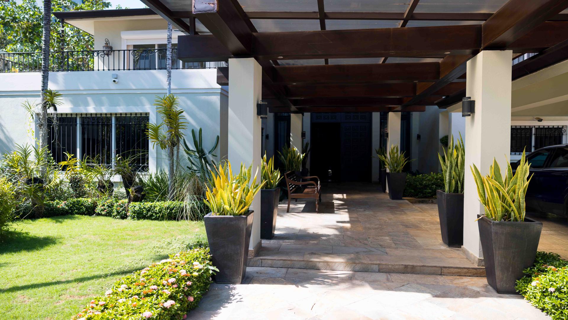 casas - Casa Elegante en Alquiler a pocos metros de la Winston Churchil 1