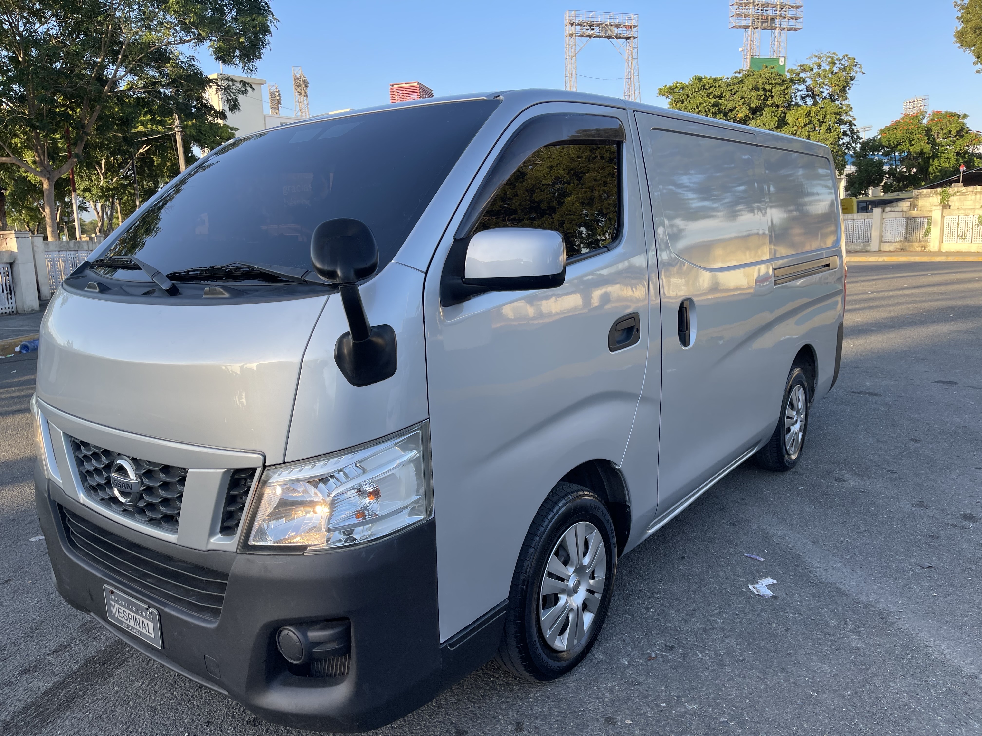 camiones y vehiculos pesados - Nissan Urban NV 3500 1