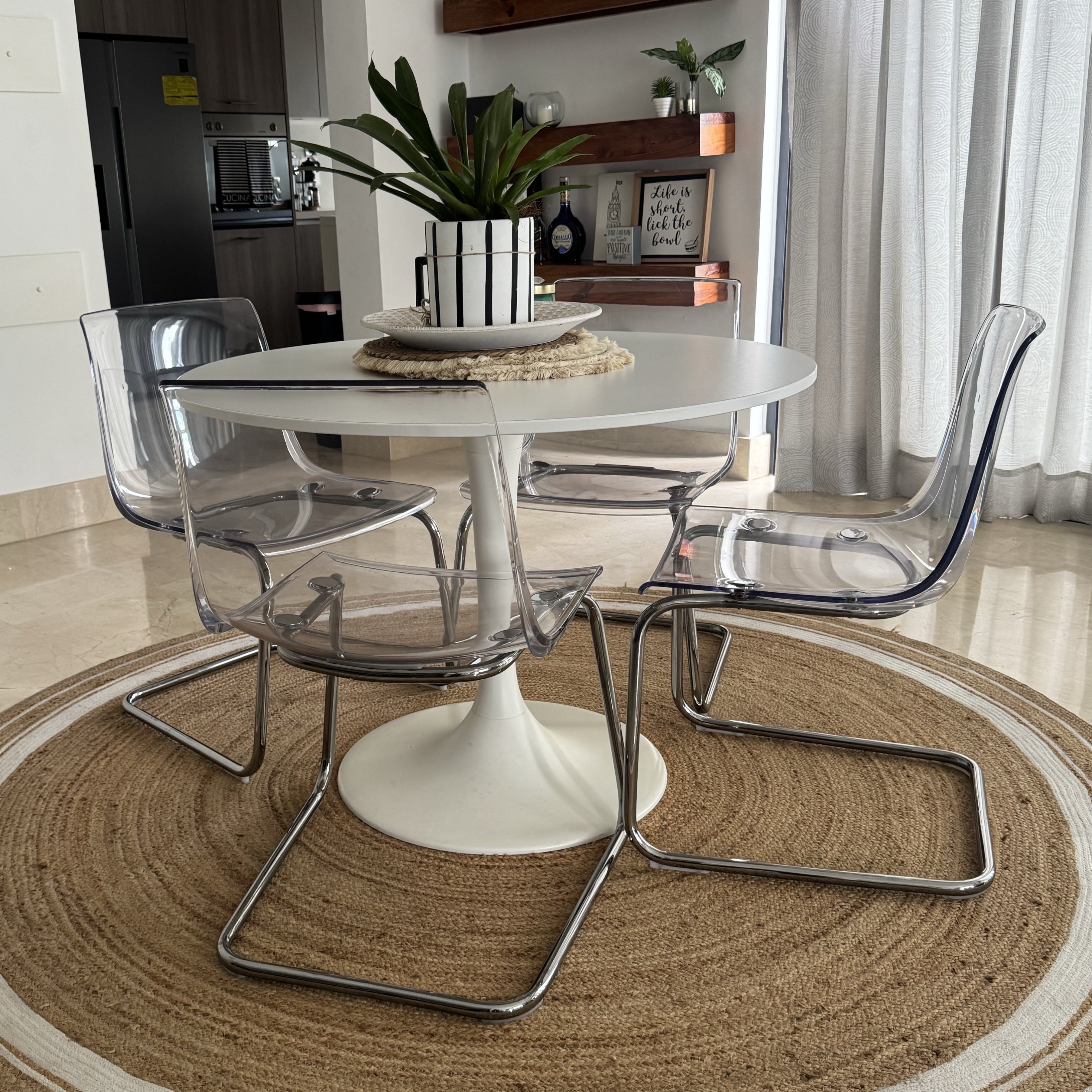muebles y colchones - 4 Sillas de comedor acrílicas transparentes en venta  0