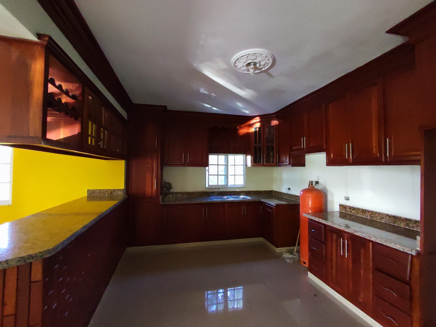 casas - Se Vende  Casa Grande y Preciosa con 5  Habitaciones/ Residencial Villa España 8