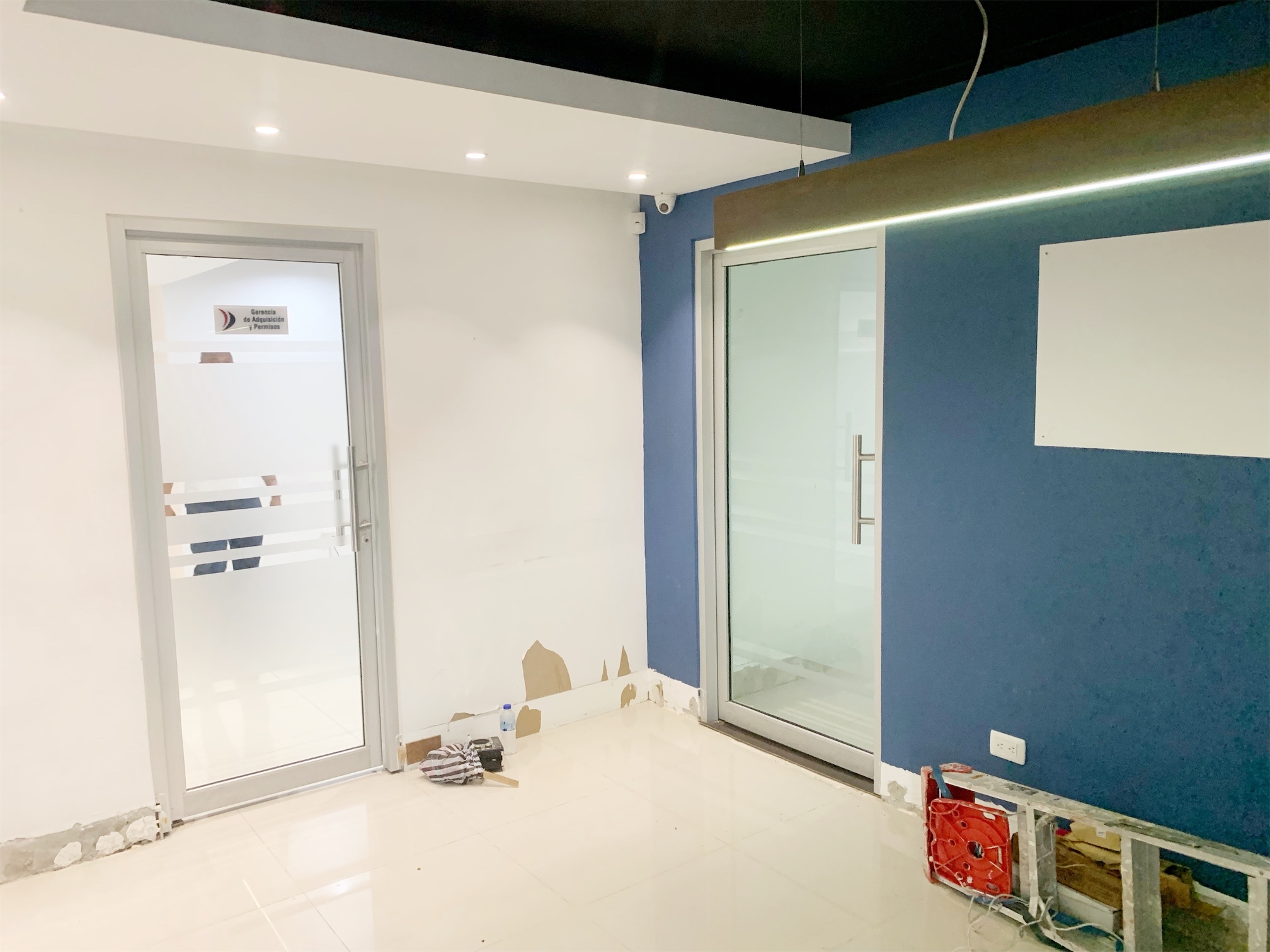 oficinas y locales comerciales - Local céntrico y amplio  2