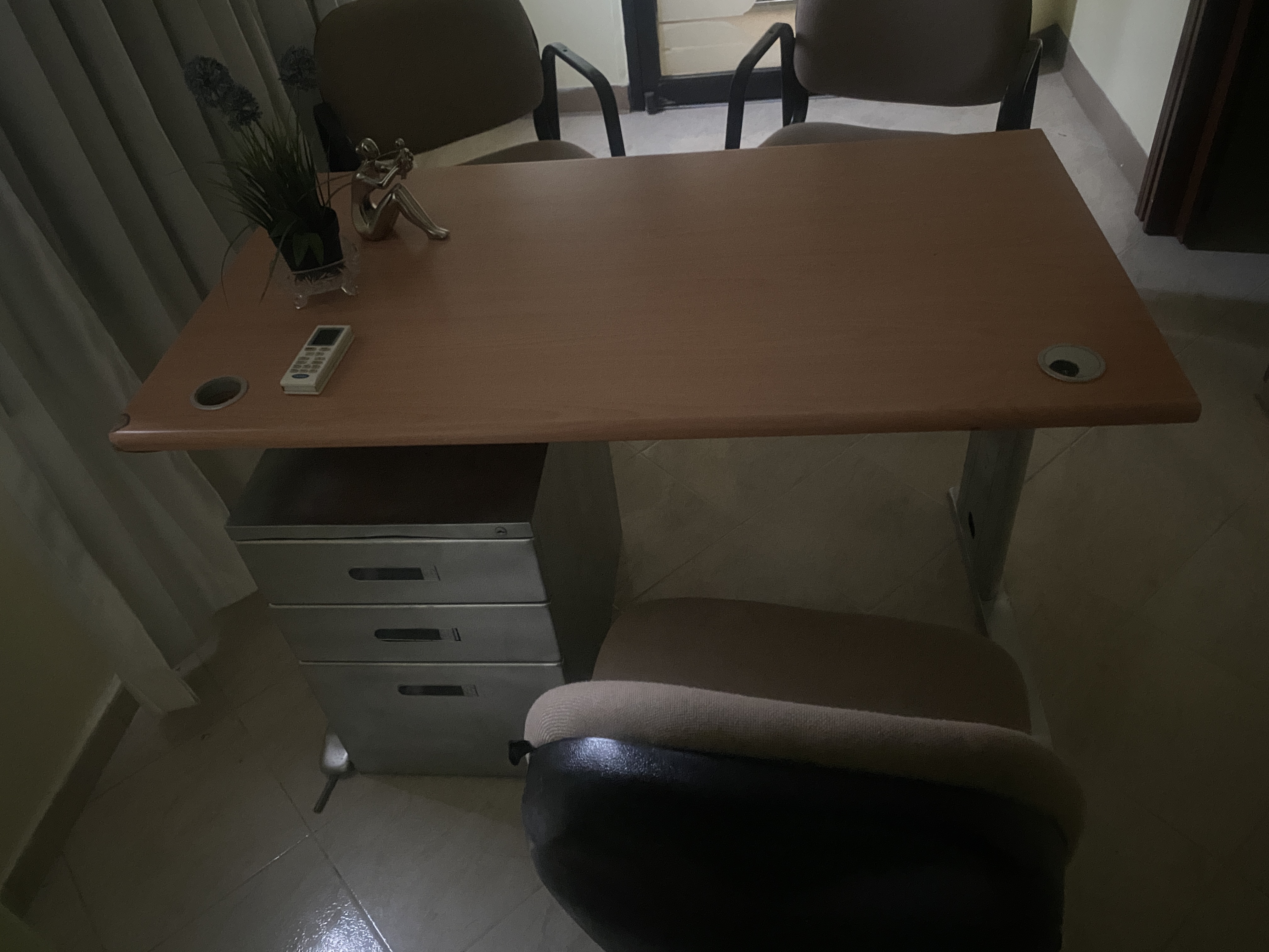 oficinas y locales comerciales - Alquilo consultorio amueblado centro médico gascue 1