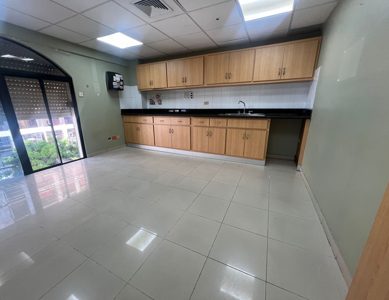 oficinas y locales comerciales - alquiler de local en piantini 6