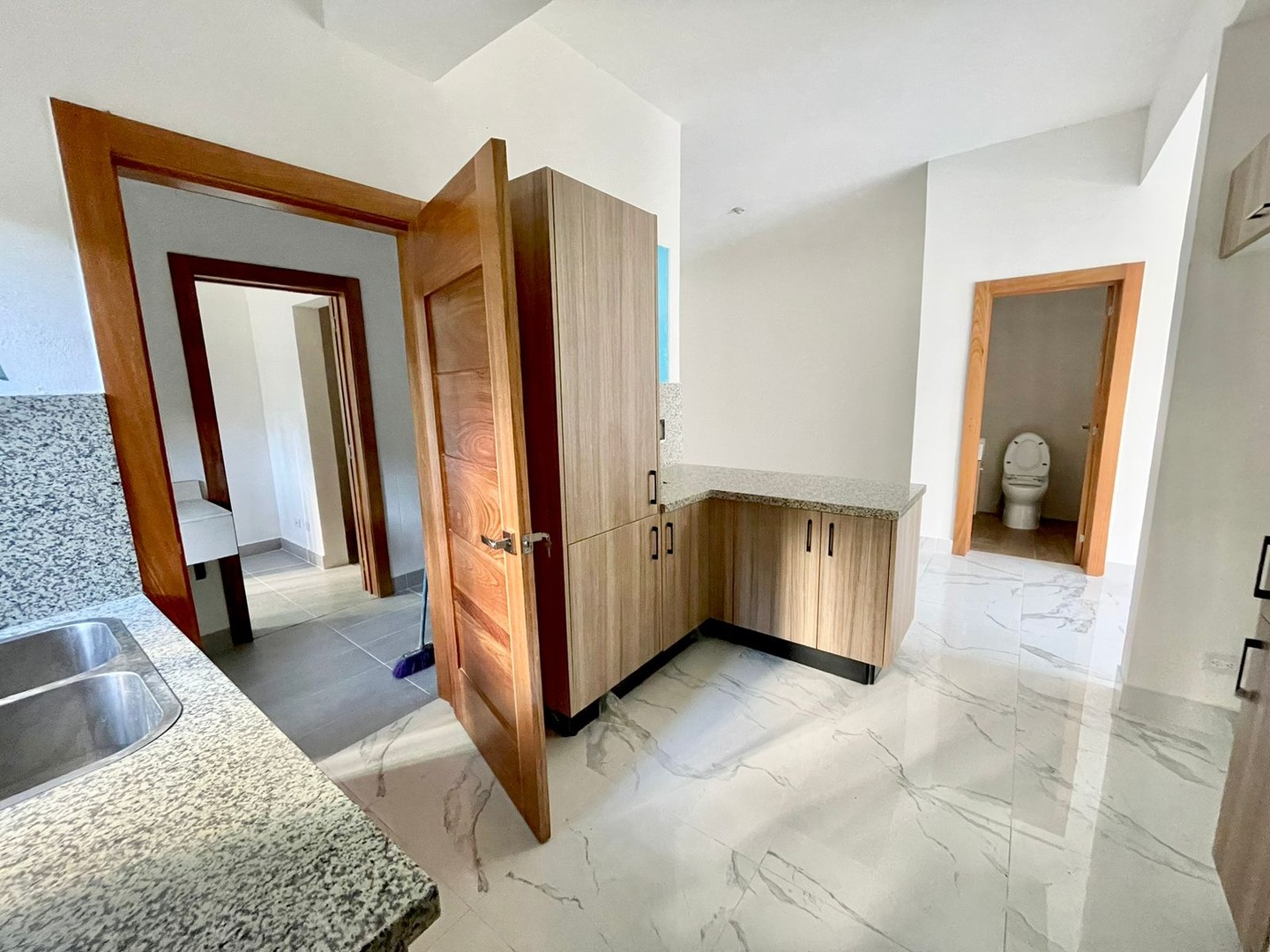 apartamentos - Vendo Moderna con terraza para estrenar en Torre en los Cacicazgos.  4