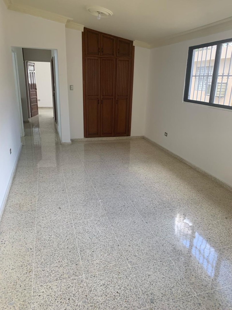 casas - Alquiler Amplia Casa de 4 Habitaciones, 2 niveles, Mirador Sur, Santo Domingo 3