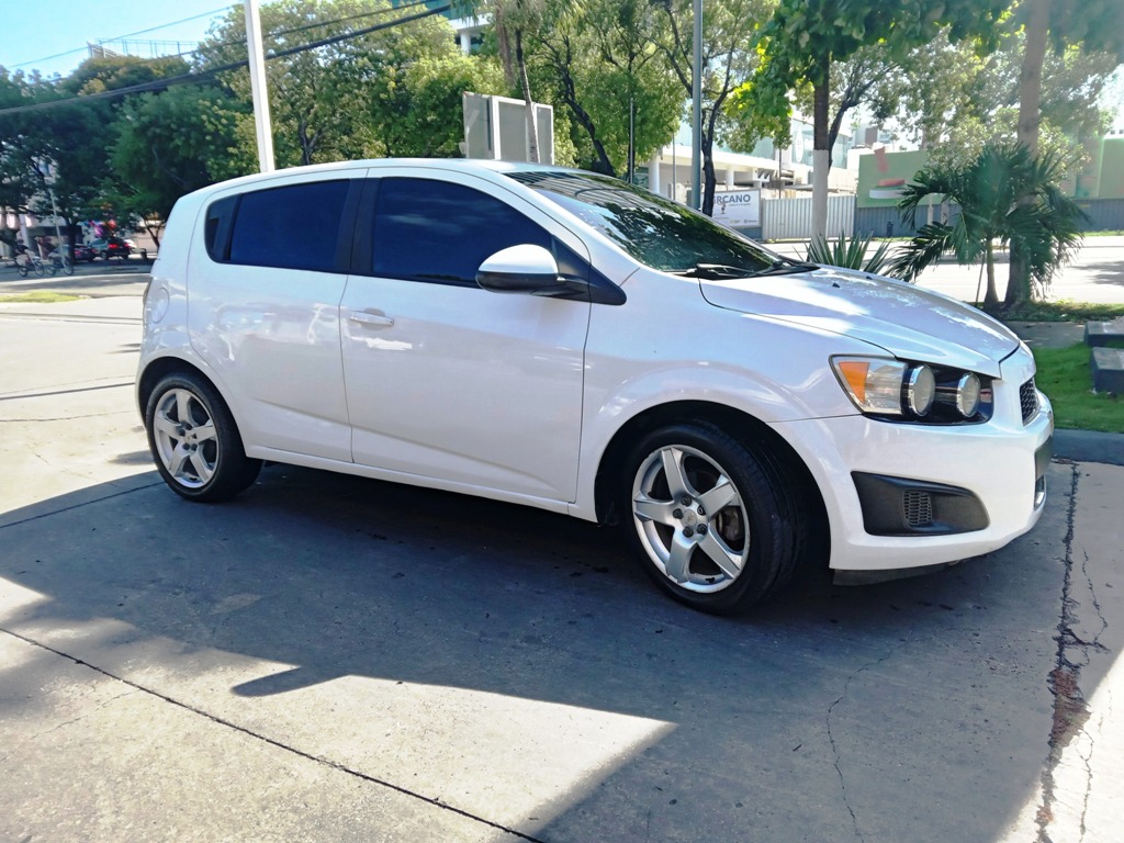 carros - Chevy Sonic LS Hatchback 2015 Manual  3