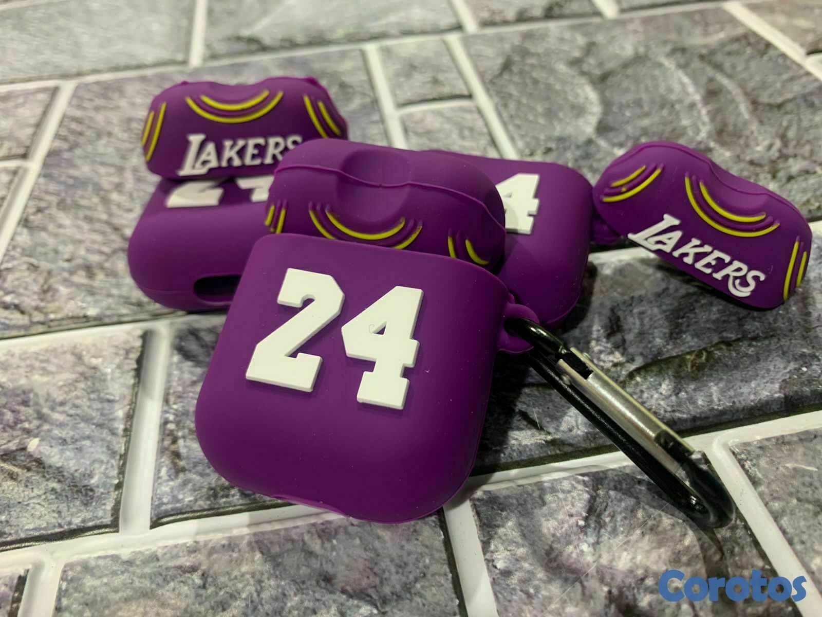 accesorios para electronica - COVER AIRPODS DISEÑO LAKERS 24 3