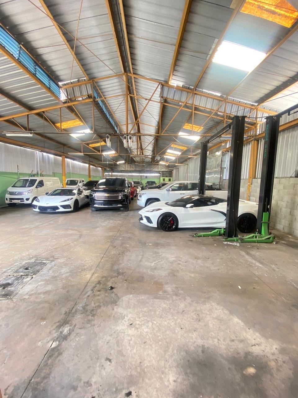 oficinas y locales comerciales - Alquilo Nave Comercial en la Av. 27 de Febrero, Santo Domingo Distrito Nacional 