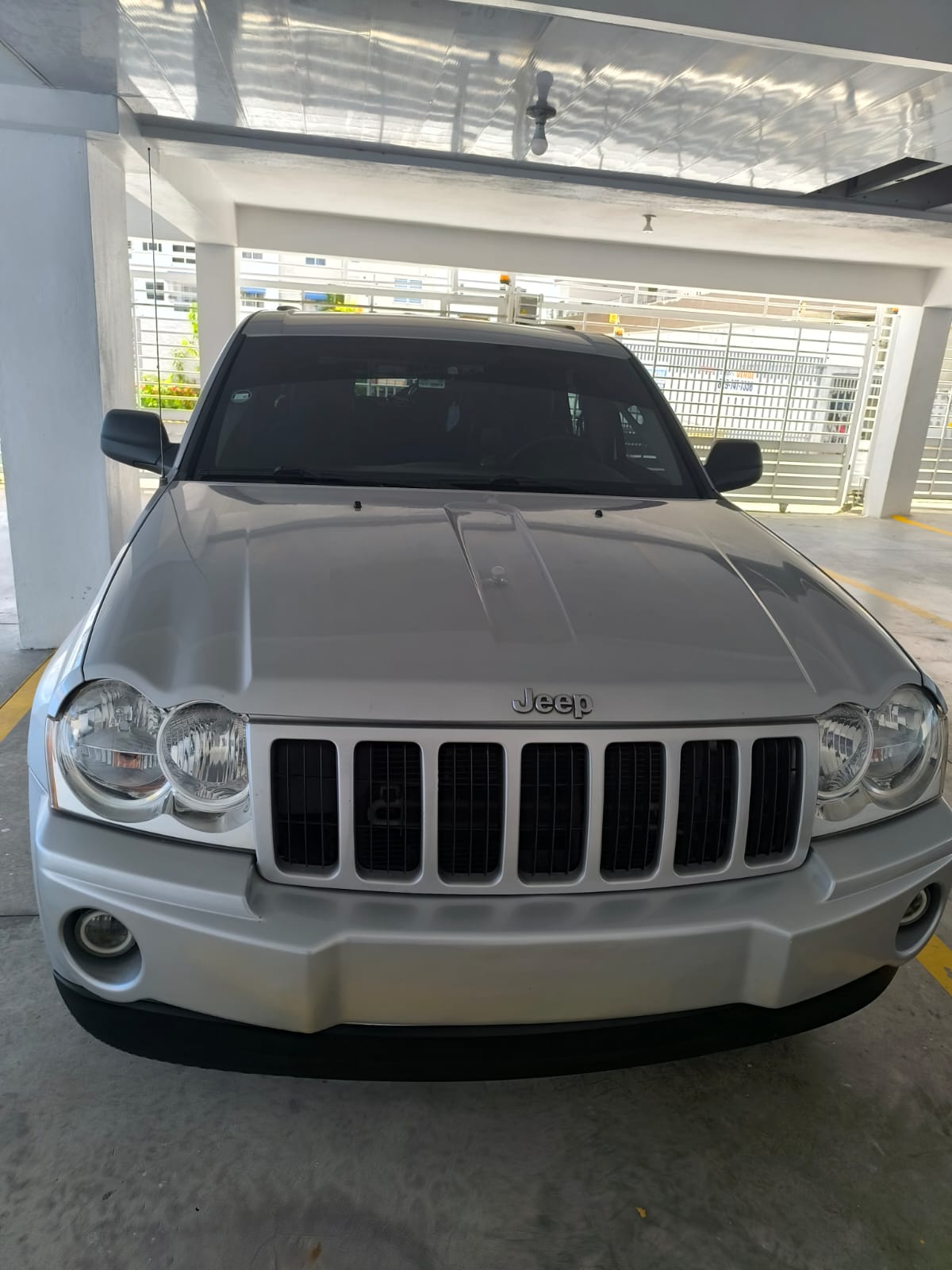 jeepetas y camionetas - VENDO JEEP GRAND CHEROKEE LAREDO  0