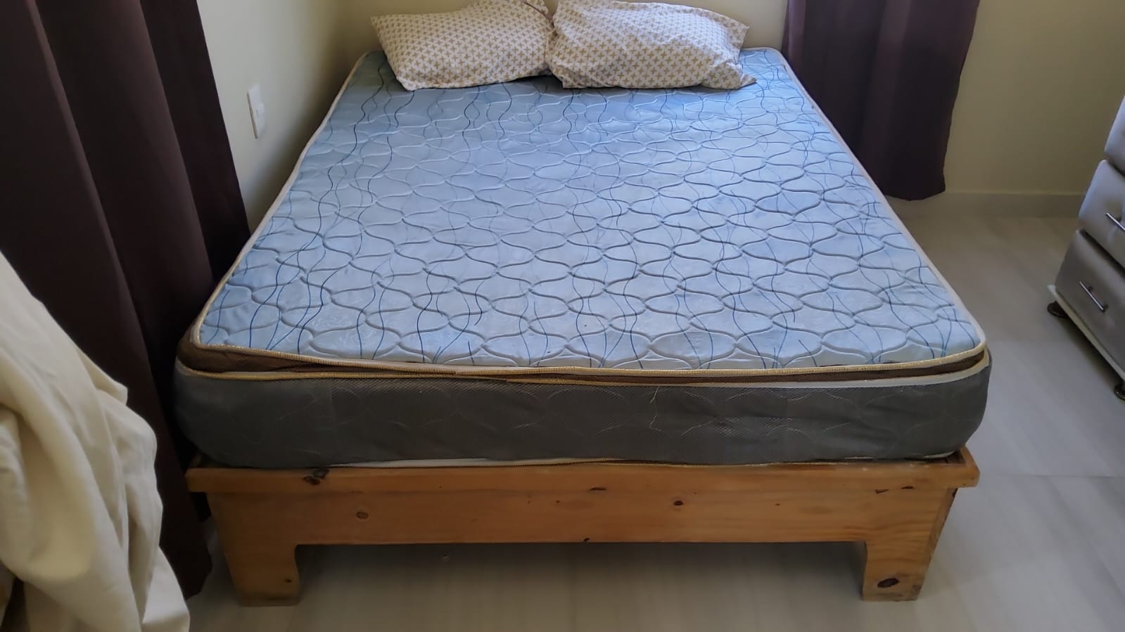 otros inmuebles - Colchón y cama en buen estado! 0