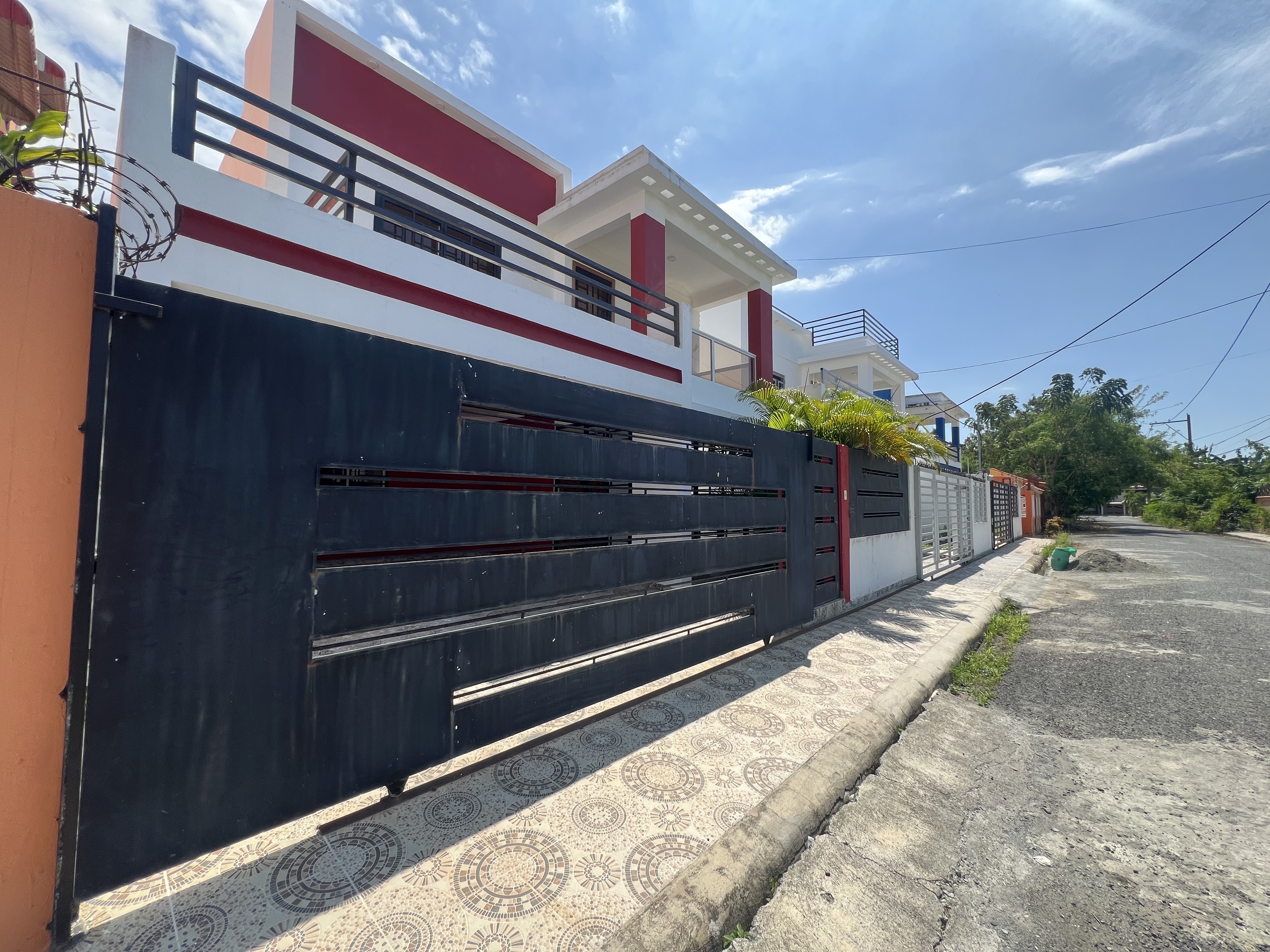 casas - vente de casa en la autopista de san isidro con 4 habitaciones y patio  2