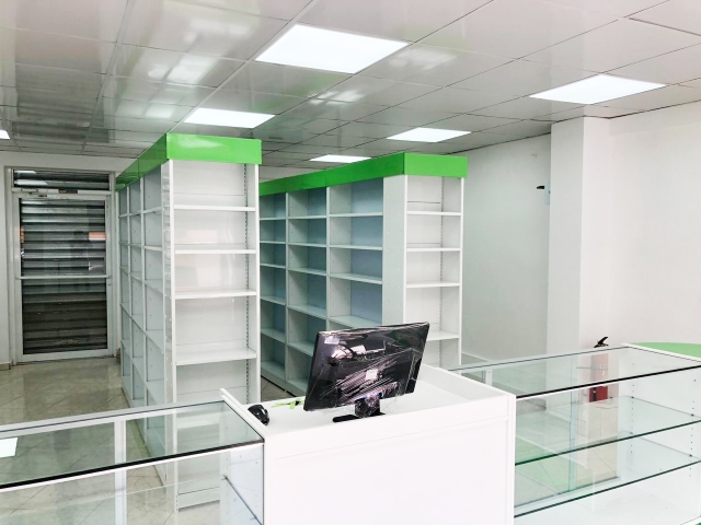 equipos profesionales - Tramerías metálicas  para Farmacias ensamblables