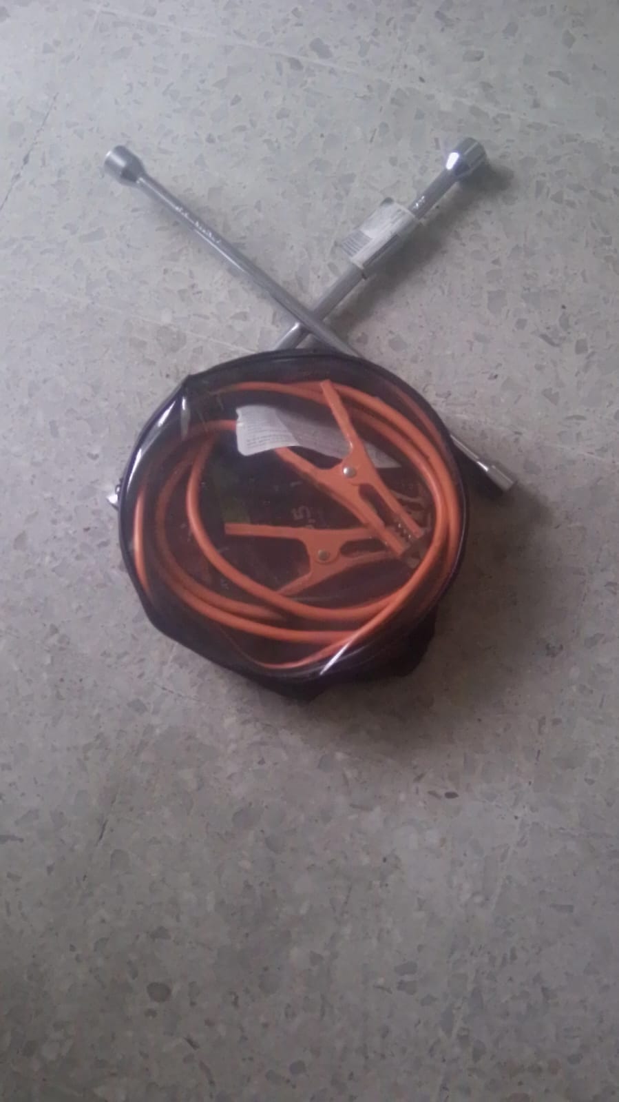 accesorios para vehiculos - Cables para jumpear y llaver rueda marca trupper.  2
