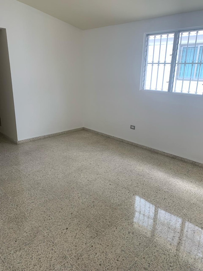 casas - Alquiler Amplia Casa de 4 Habitaciones, 2 niveles, Mirador Sur, Santo Domingo 4