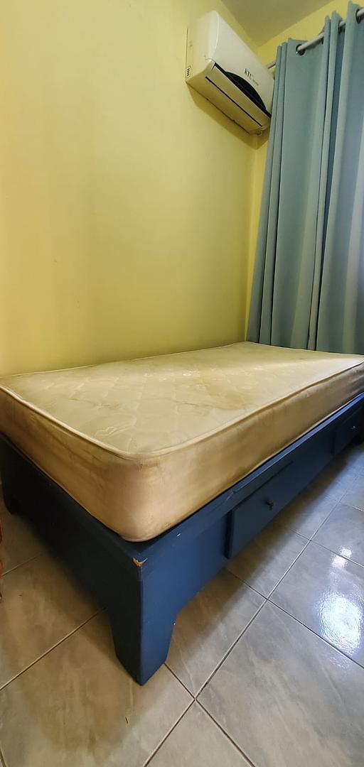 muebles y colchones - Cama mediana en buen estado con base en pino tratado pintado de azul marino 0
