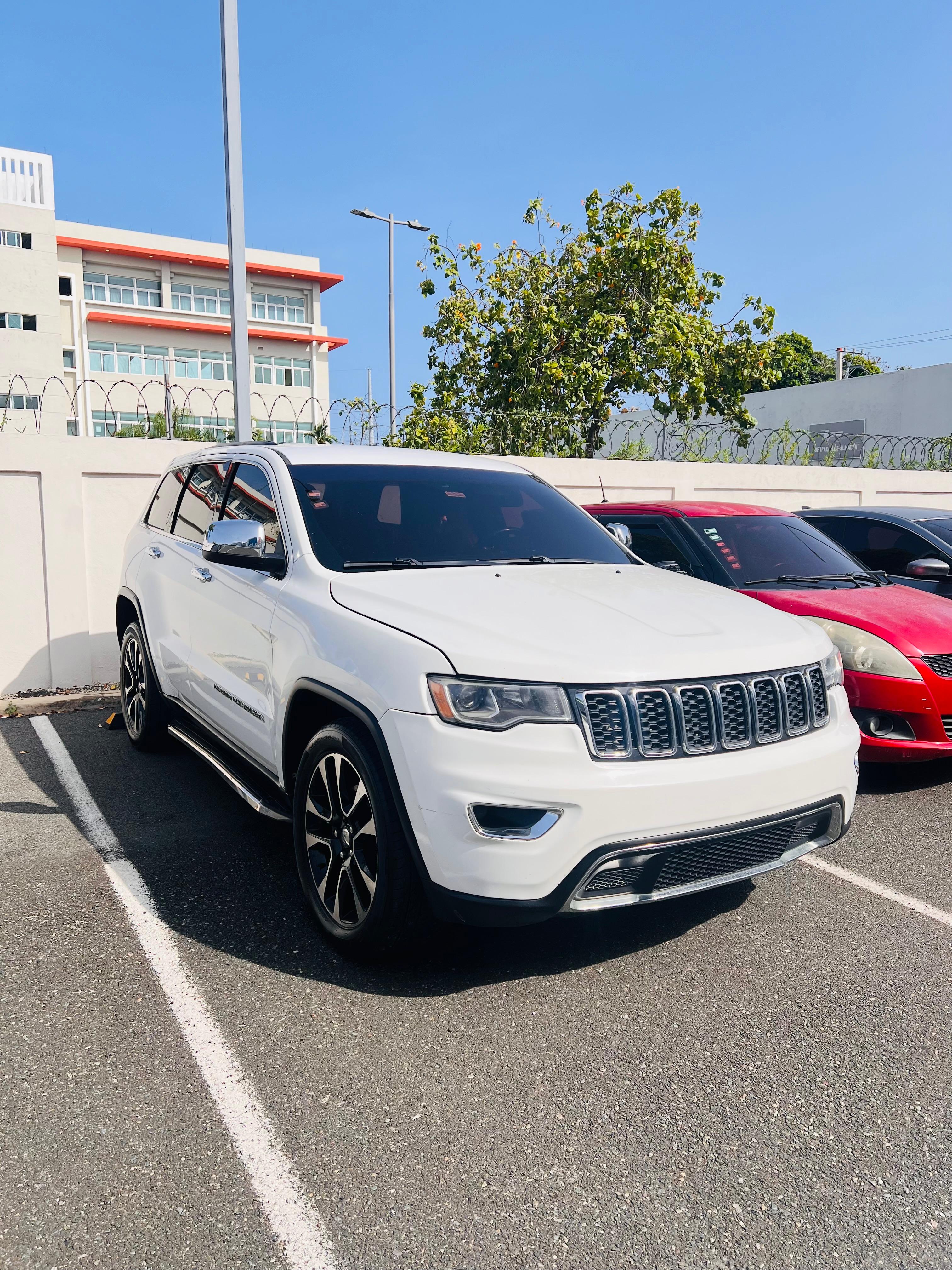 jeepetas y camionetas -  Jeep Grand Cherokee Laredo 2017 – 4X4 INTERIOR DE LUJO 0
