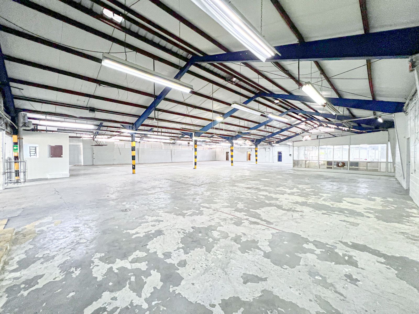 oficinas y locales comerciales - 🔵 Alquilo Nave 3,600 mts en herrera  Av Luperon  9
