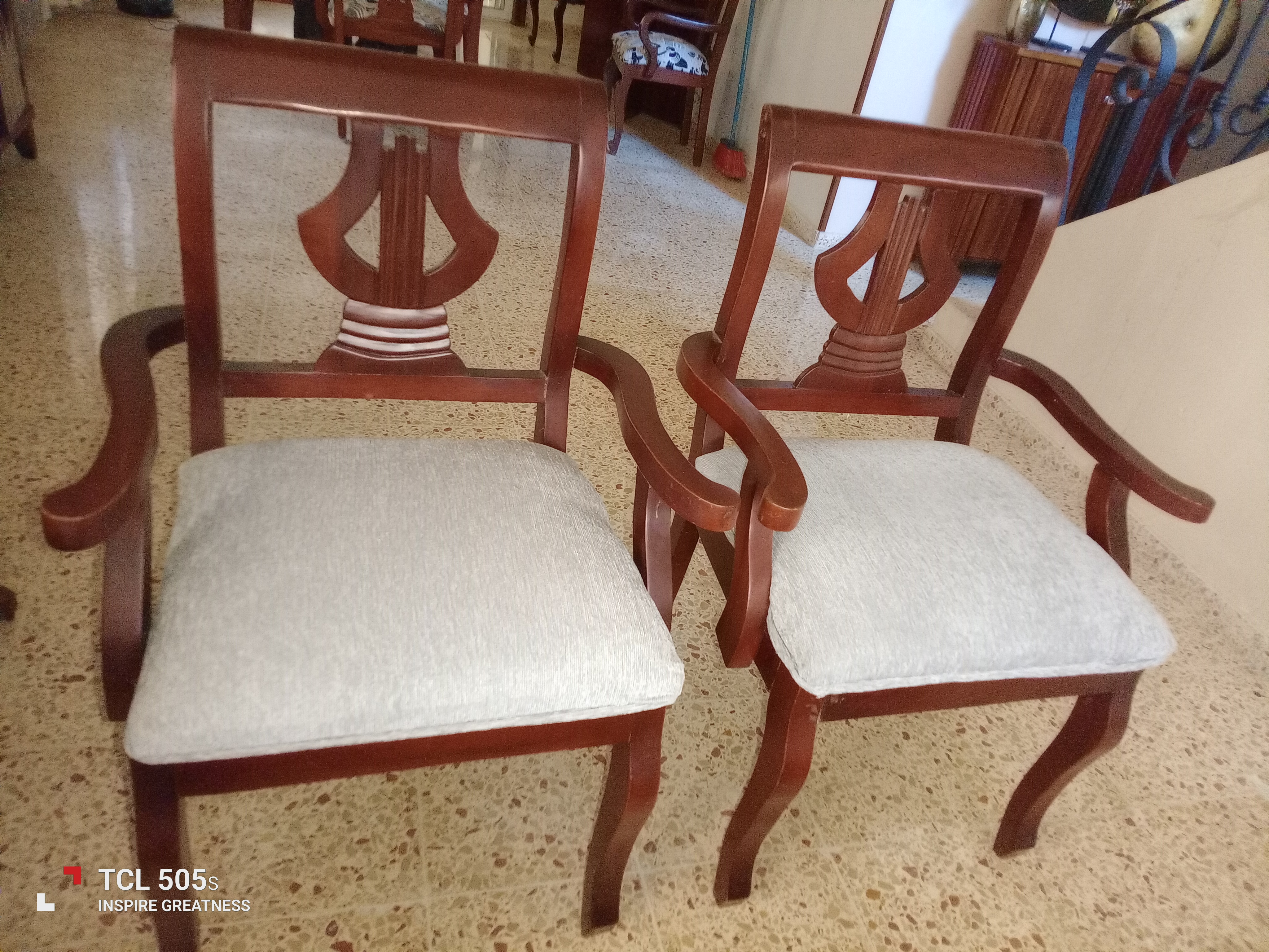 muebles y colchones - Vendo butacas en Caoba , están como nuevas  2